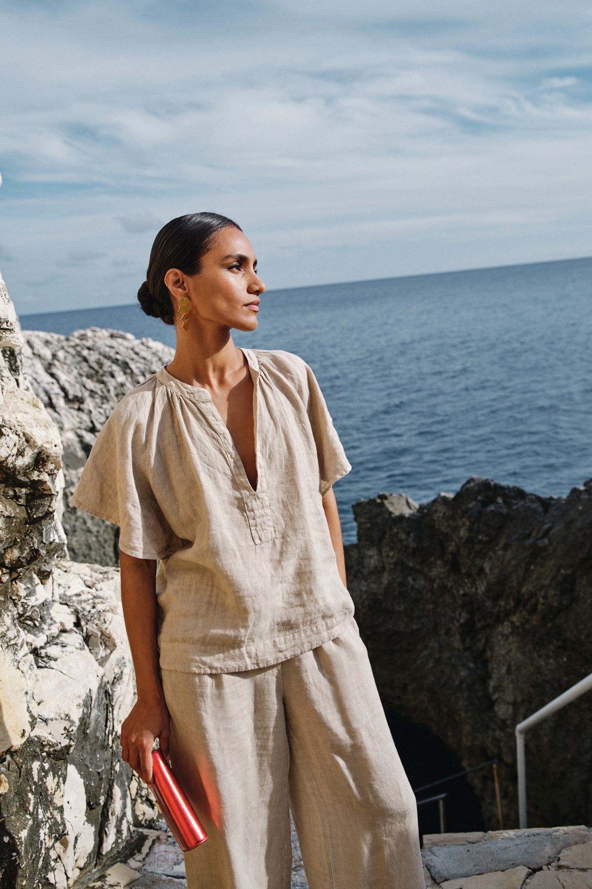 vina-linen-blouse-biscuit-kleine kapmouw-draagbaar als set-v-halslijn-by-bar-sfeerbeeld