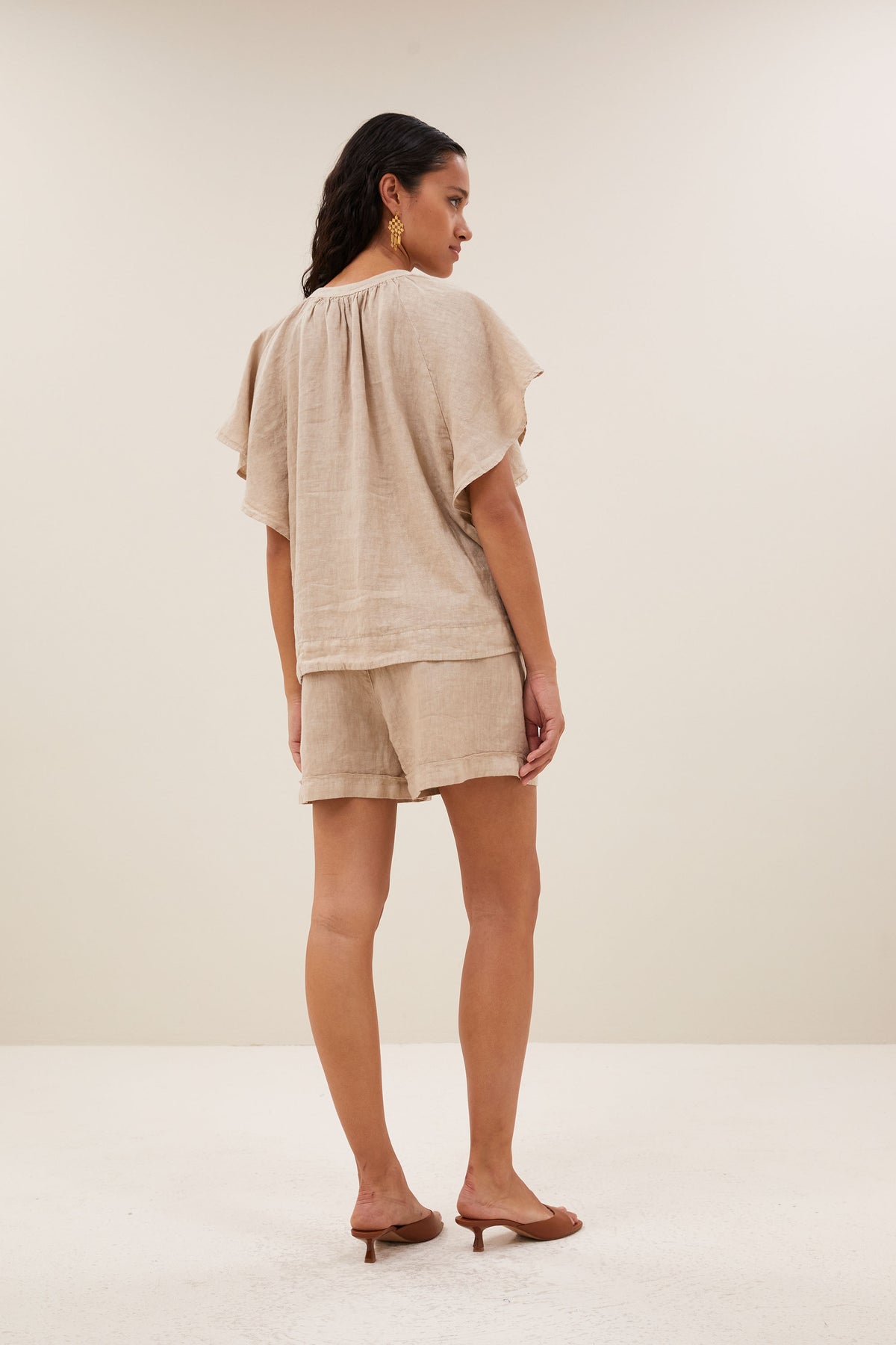 vina-linen-blouse-biscuit-kleine kapmouw-draagbaar als set-v-halslijn-by-bar-achteraanzicht