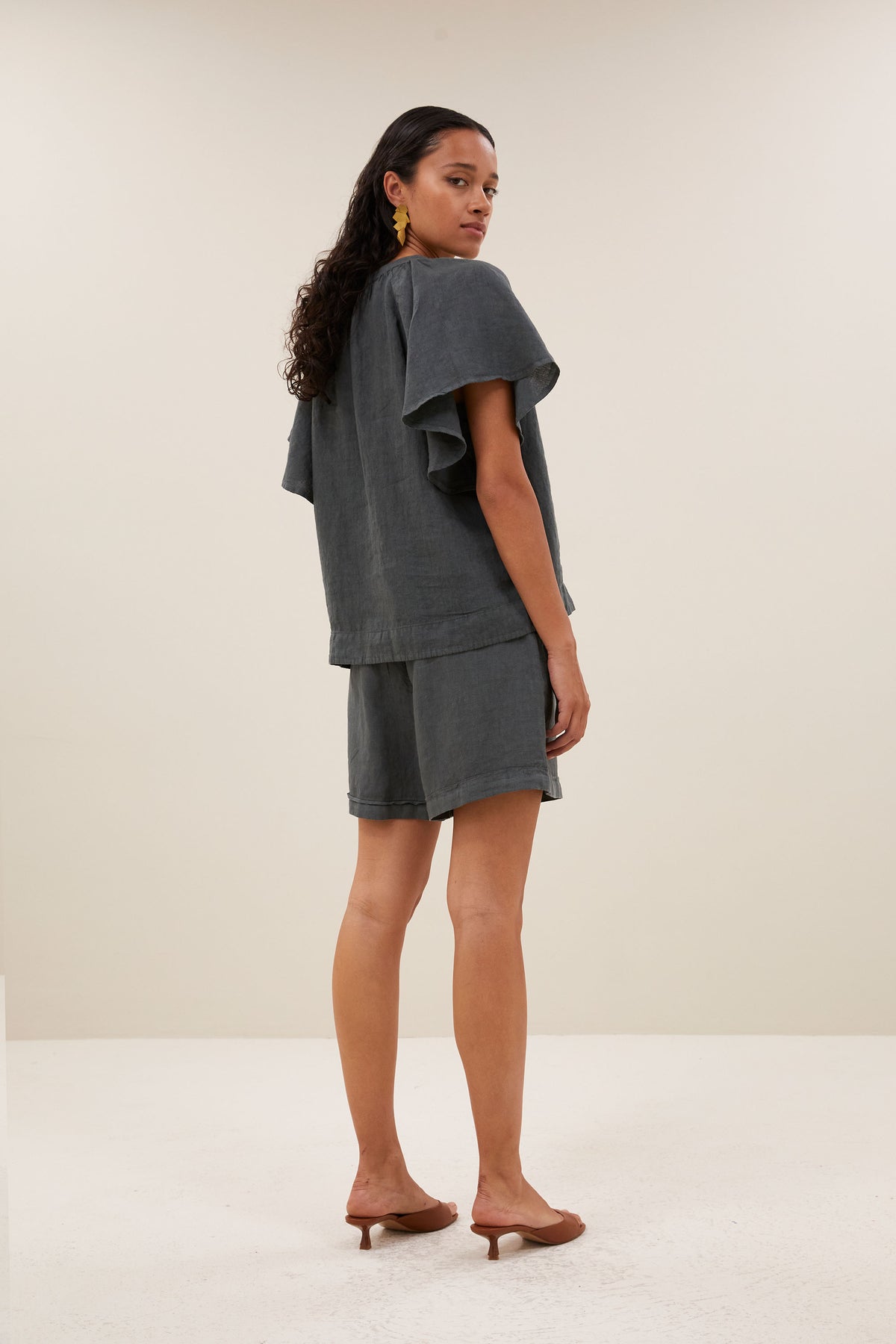 vina-linen-blouse-charcoal-kleine kapmouw-draagbaar als set-v-halslijn-by-bar-zijaanzicht