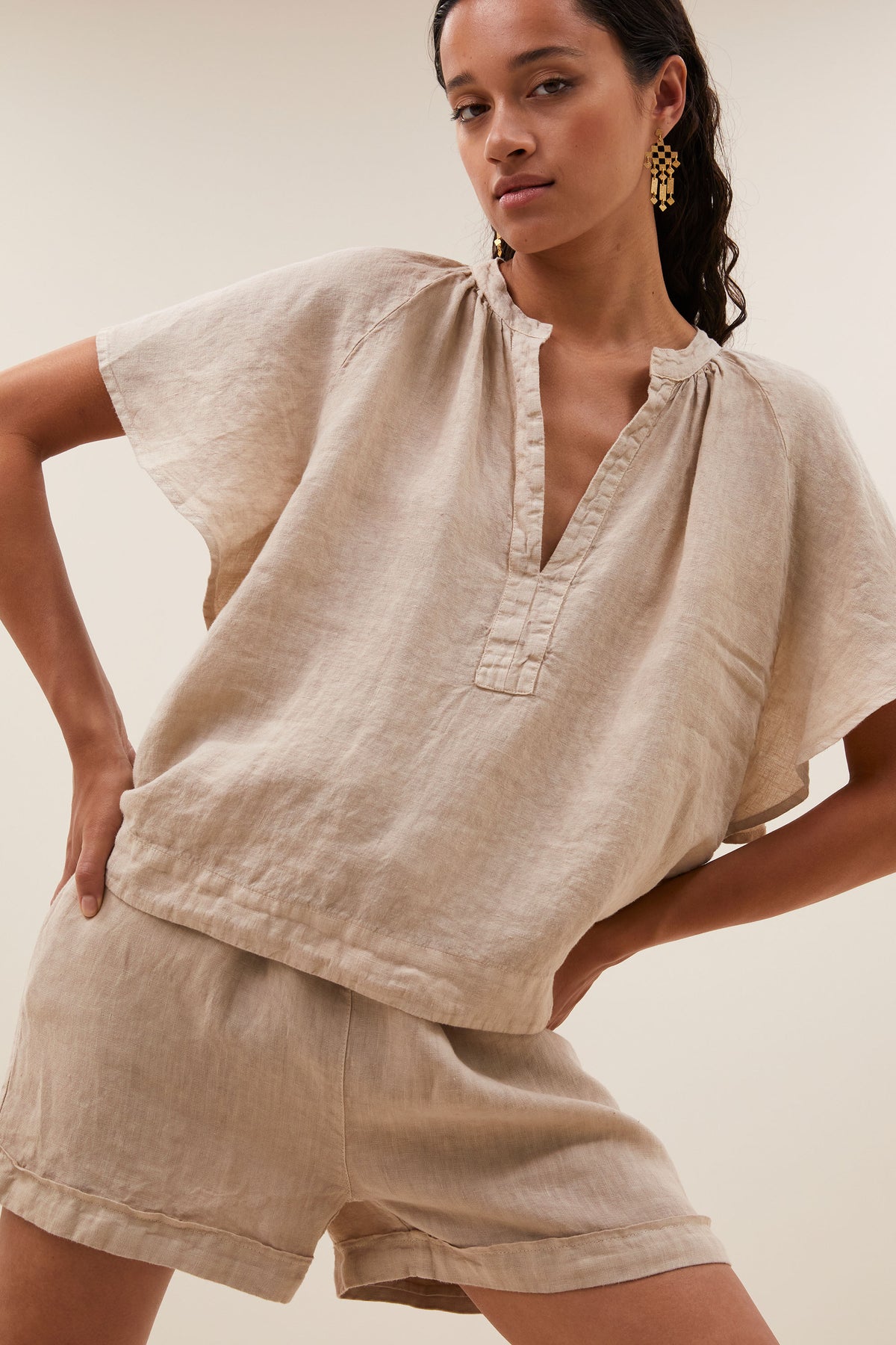 vina-linen-blouse-biscuit-kleine kapmouw-draagbaar als set-v-halslijn-by-bar-aanvullende-foto
