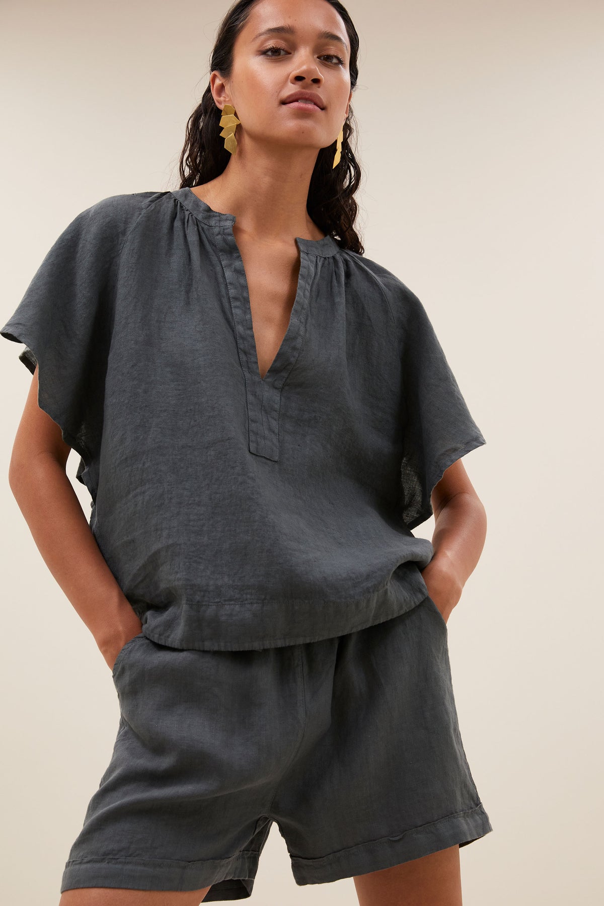 vina-linen-blouse-charcoal-kleine kapmouw-draagbaar als set-v-halslijn-by-bar-detail