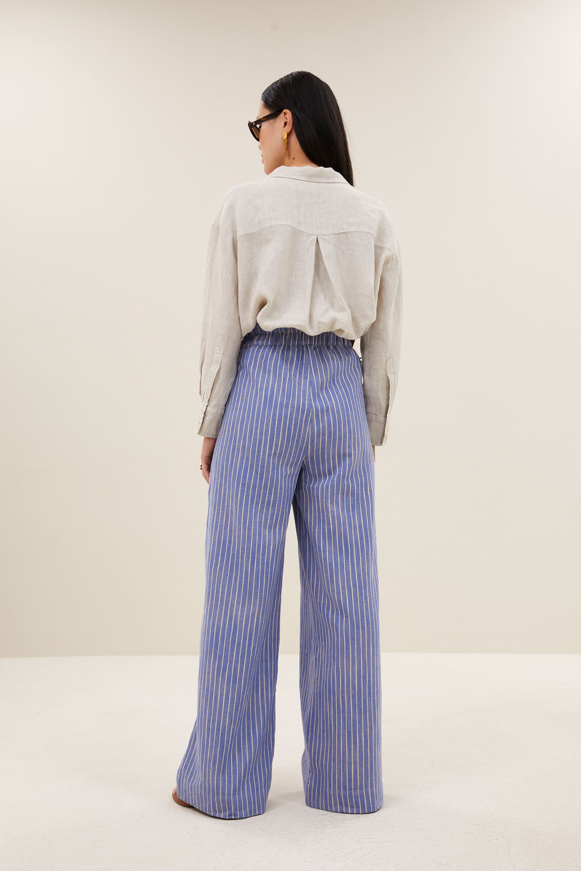 nima-linen-blouse-chalk-knoopsluiting-casual fit-normale pasvorm-by-bar-achteraanzicht