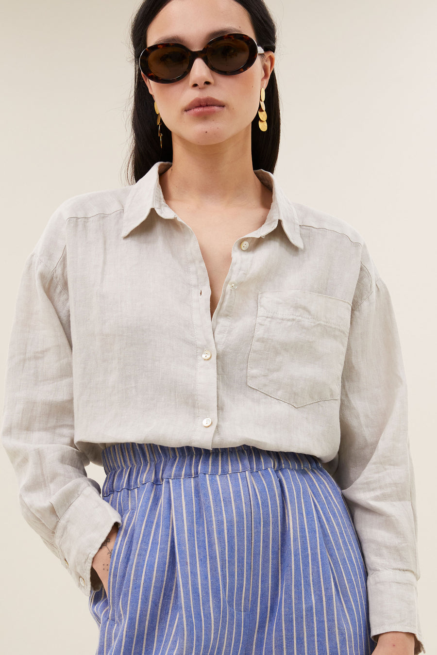nima-linen-blouse-chalk-knoopsluiting-casual fit-normale pasvorm-by-bar-detail