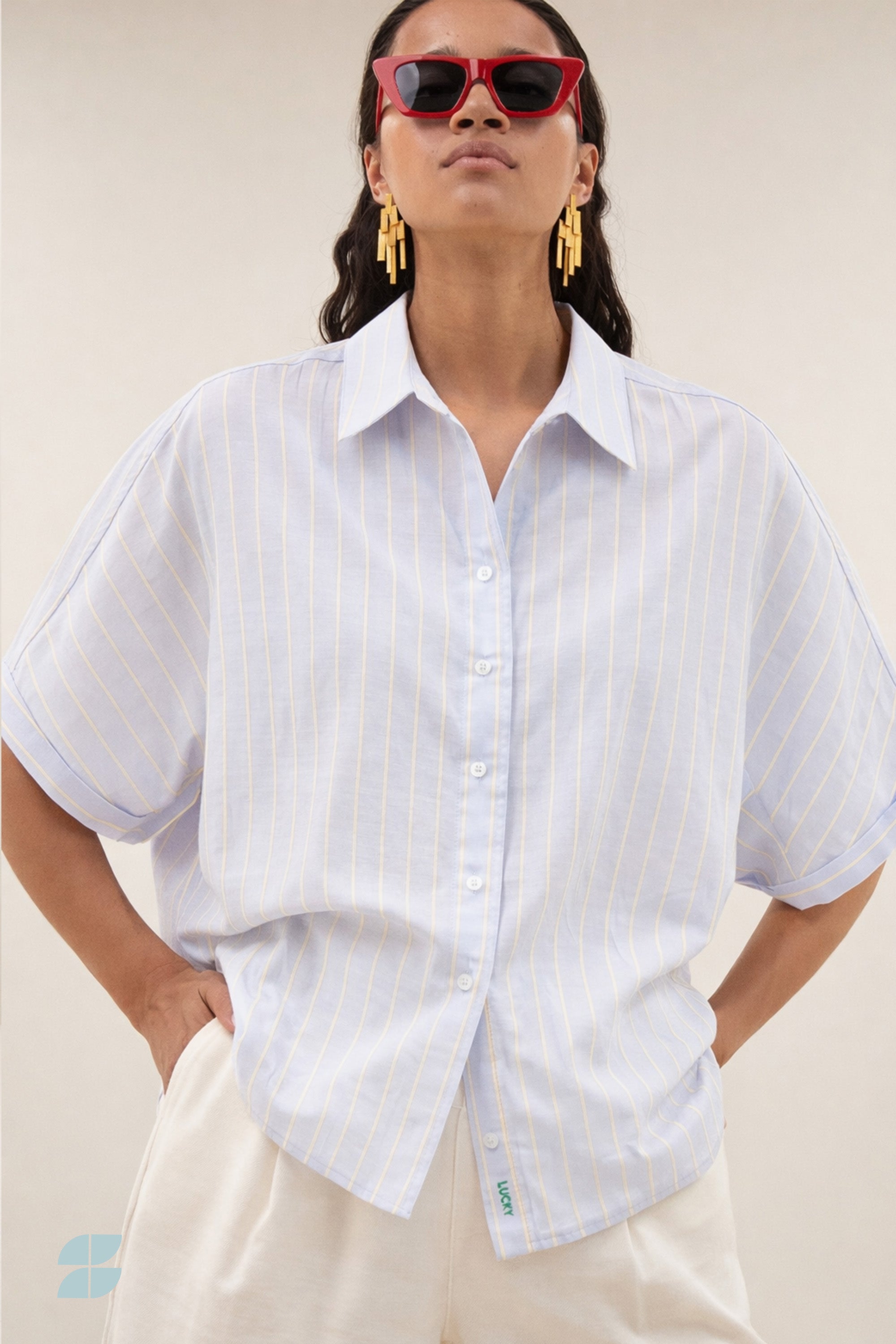 sunny-stripe-blouse-sintra-blue-stripe-knoopsluiting-casual fit-losvallende pasvorm-by-bar-sfeerbeeld