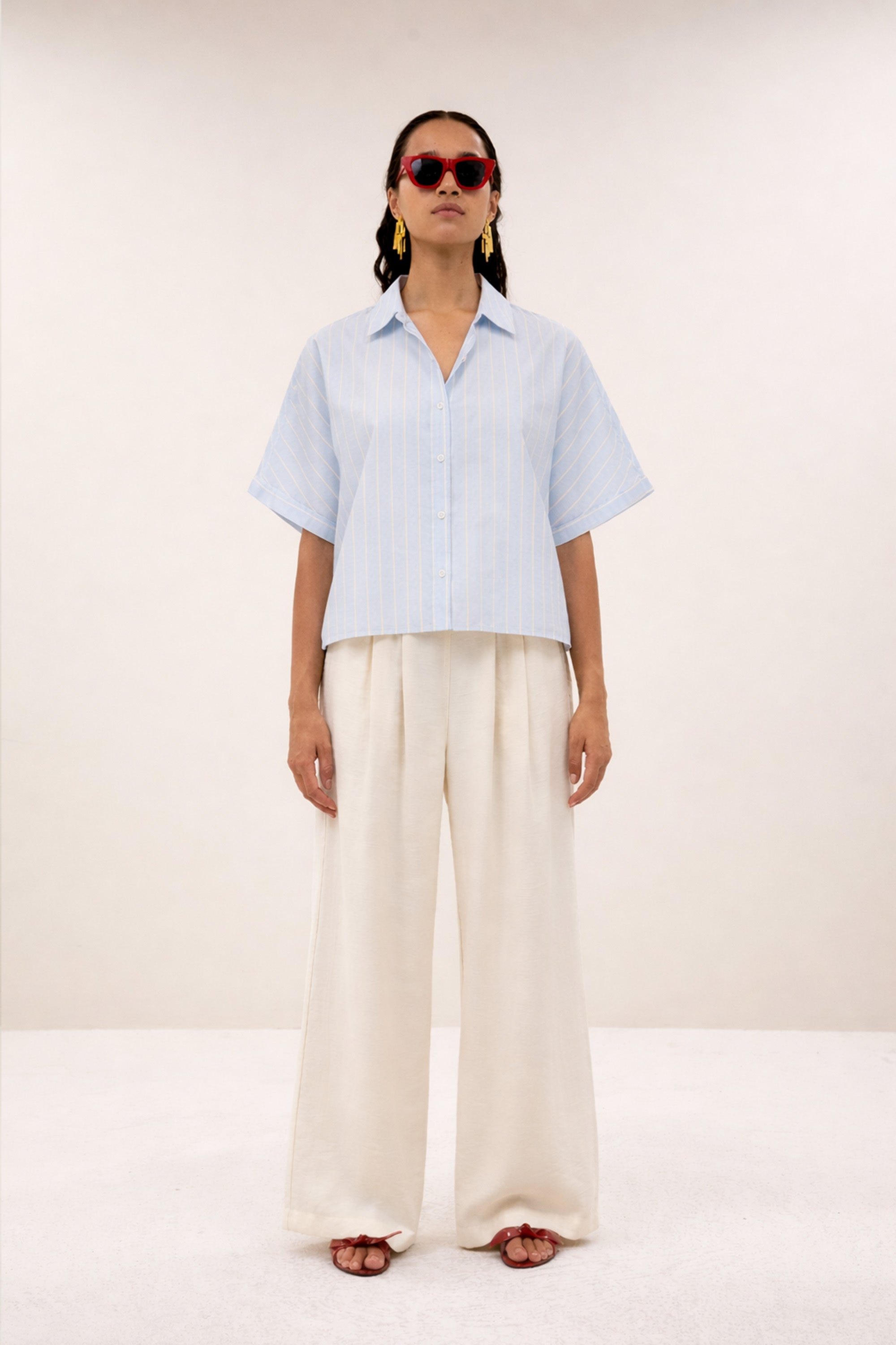 sunny-stripe-blouse-sintra-blue-stripe-knoopsluiting-casual fit-losvallende pasvorm-by-bar-vooraanzicht