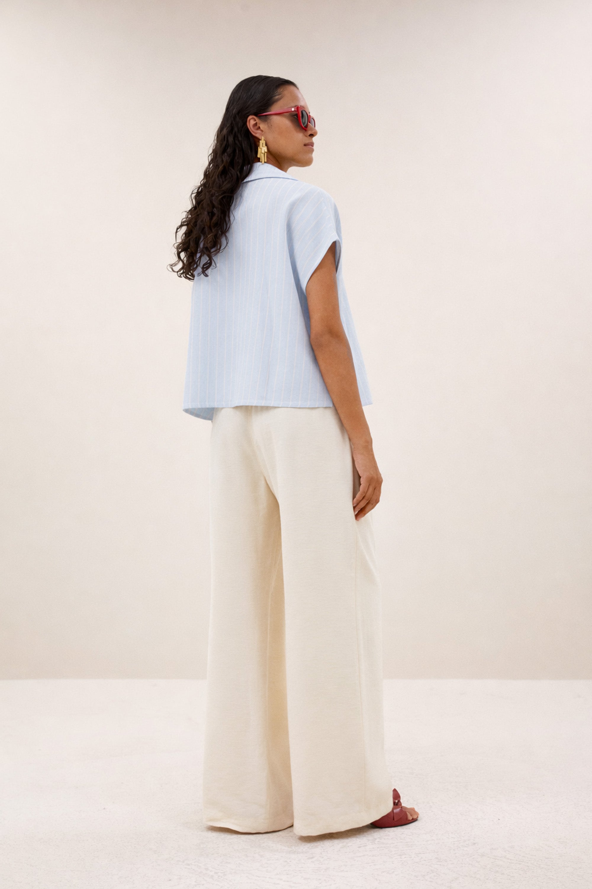 sunny-stripe-blouse-sintra-blue-stripe-knoopsluiting-casual fit-losvallende pasvorm-by-bar-achteraanzicht