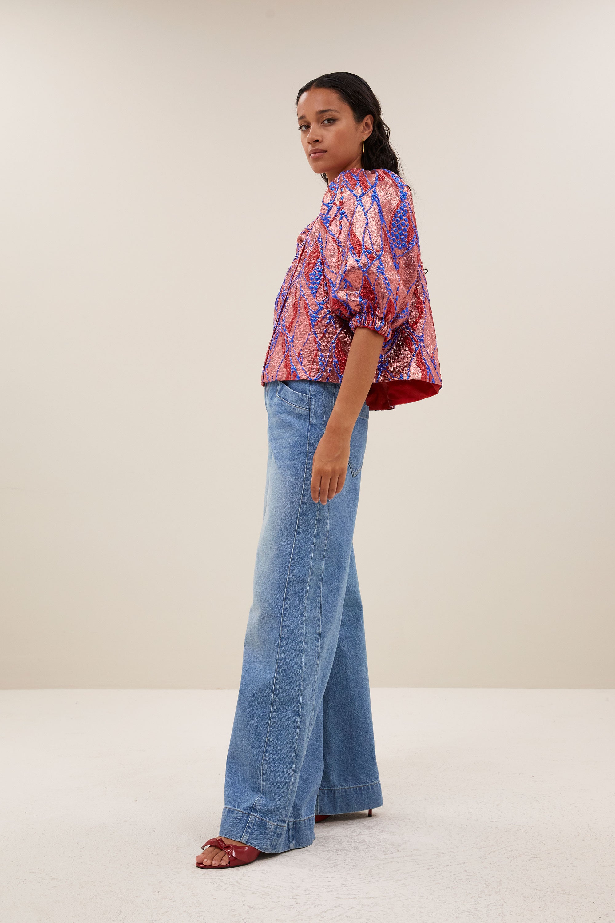 mauri-jacquard-blouse-coral-korte fit-verborgen haak-en-oogsluiting-pofmouwen-by-bar-zijaanzicht
