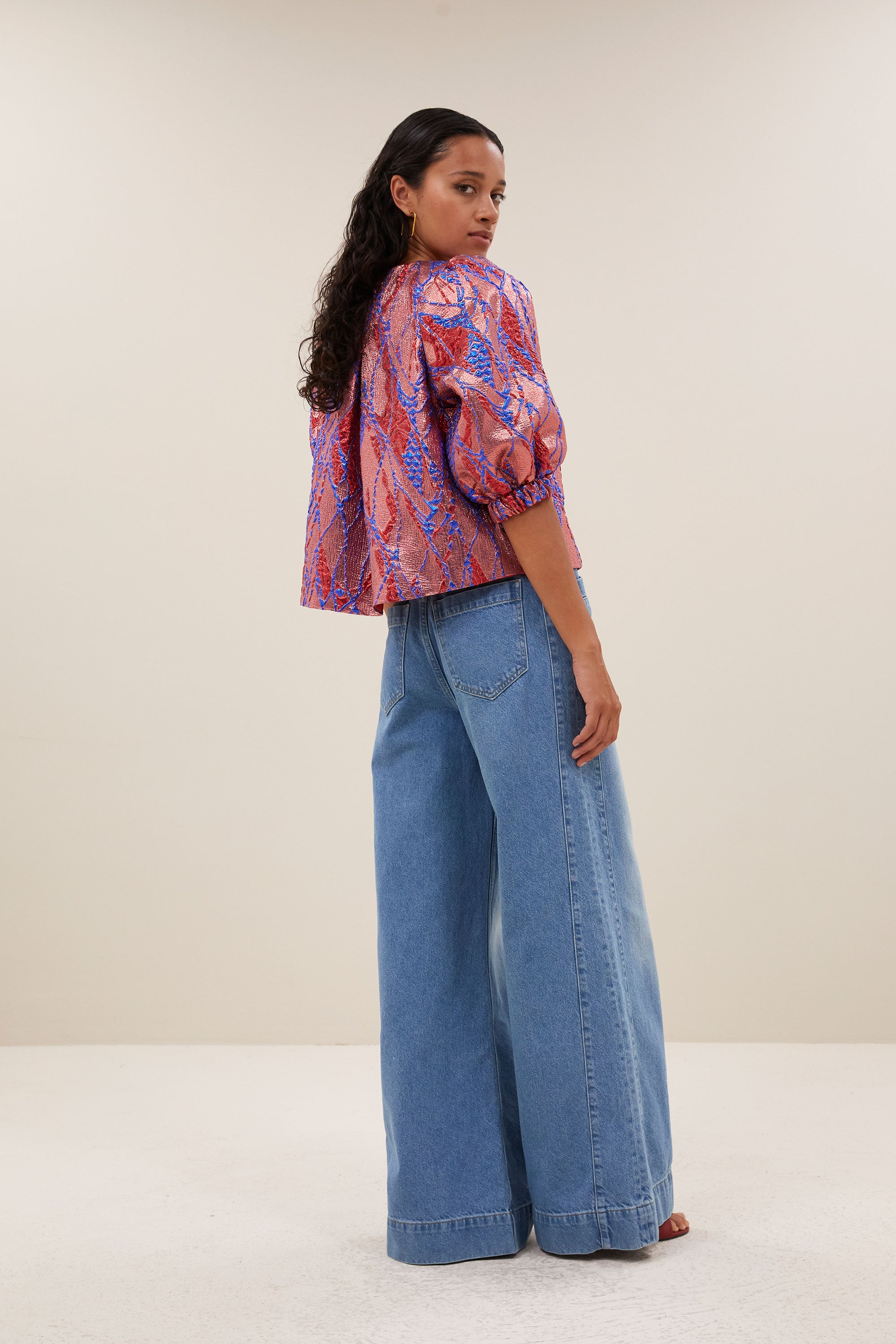 mauri-jacquard-blouse-coral-korte fit-verborgen haak-en-oogsluiting-pofmouwen-by-bar-achteraanzicht