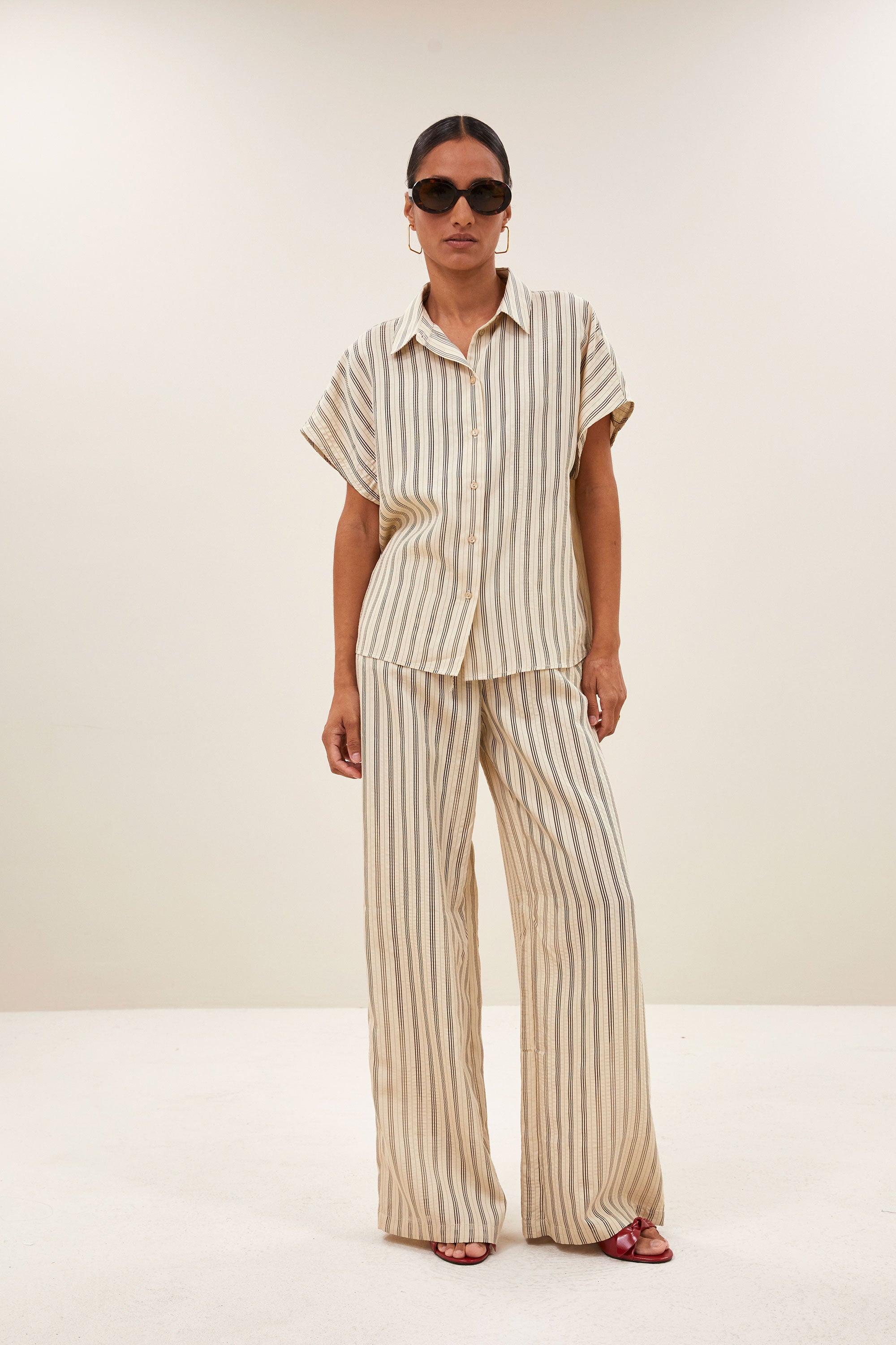 barley-seer-stripe-blouse-jet-black-stripe-knoopsluiting-casual fit-losvallende pasvorm-by-bar-vooraanzicht