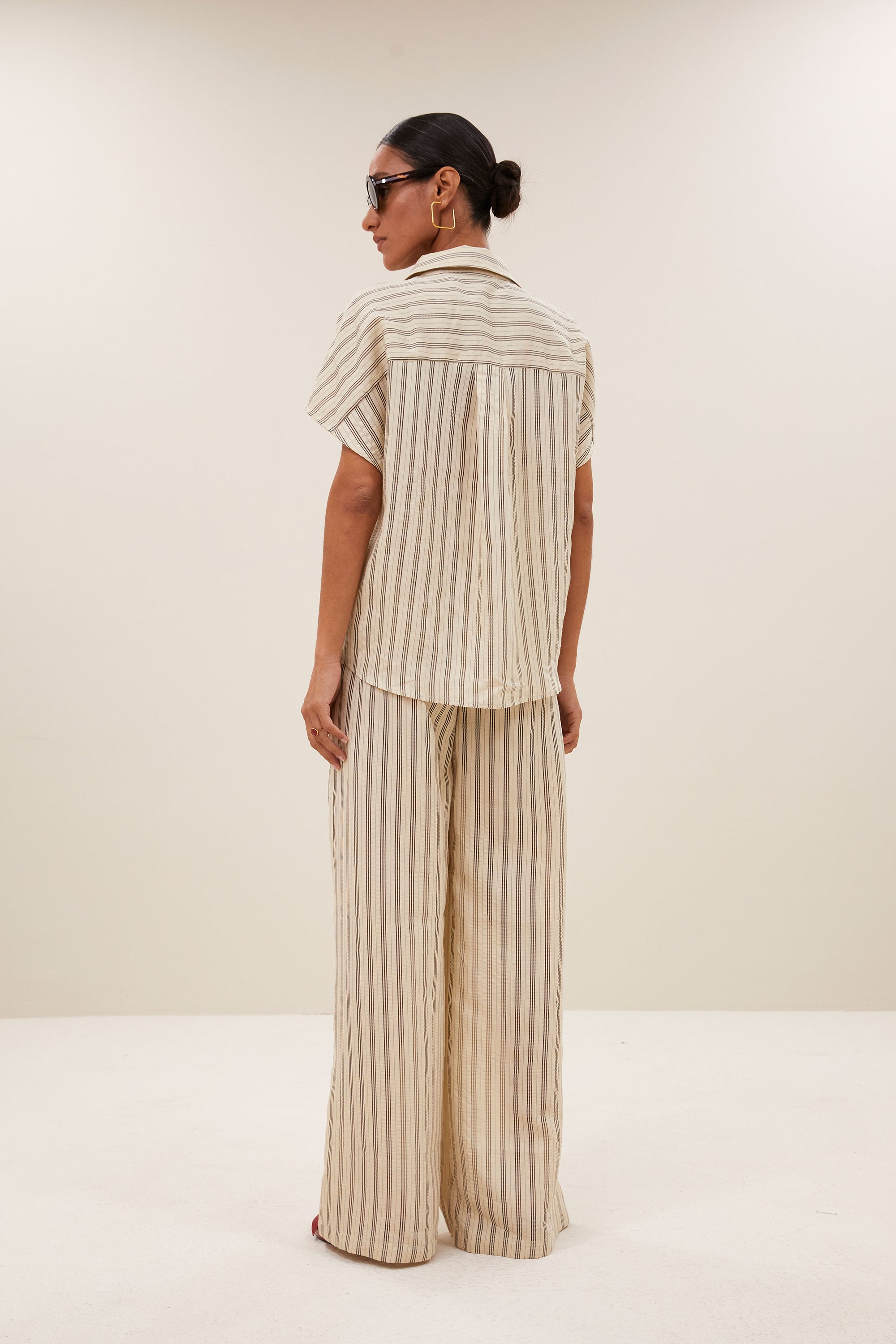 barley-seer-stripe-blouse-jet-black-stripe-knoopsluiting-casual fit-losvallende pasvorm-by-bar-achteraanzicht