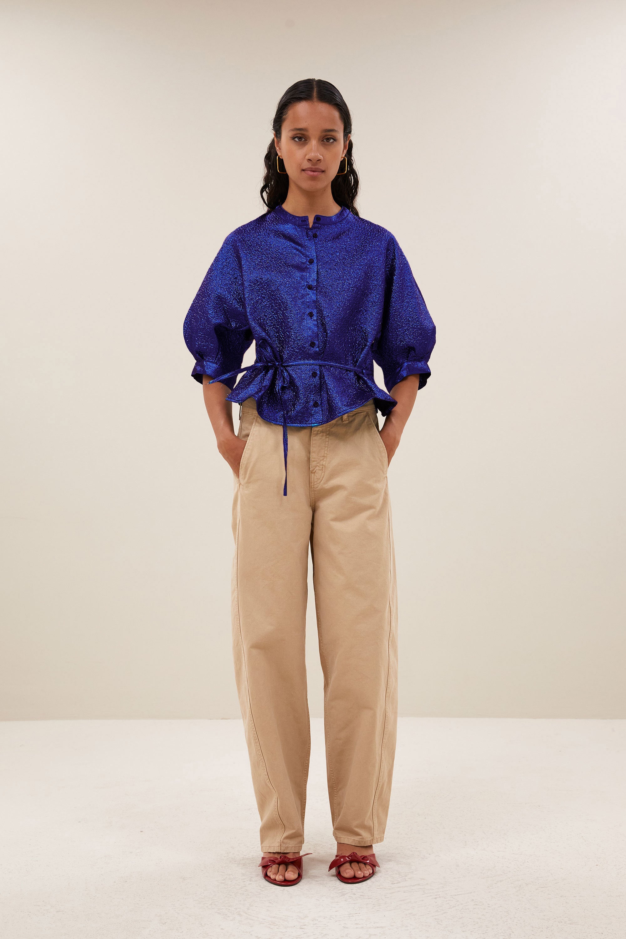 christi-metallic-blouse-azul-blue-met strikceintuur-knoopsluiting-pofmouwen-by-bar-sfeerbeeld