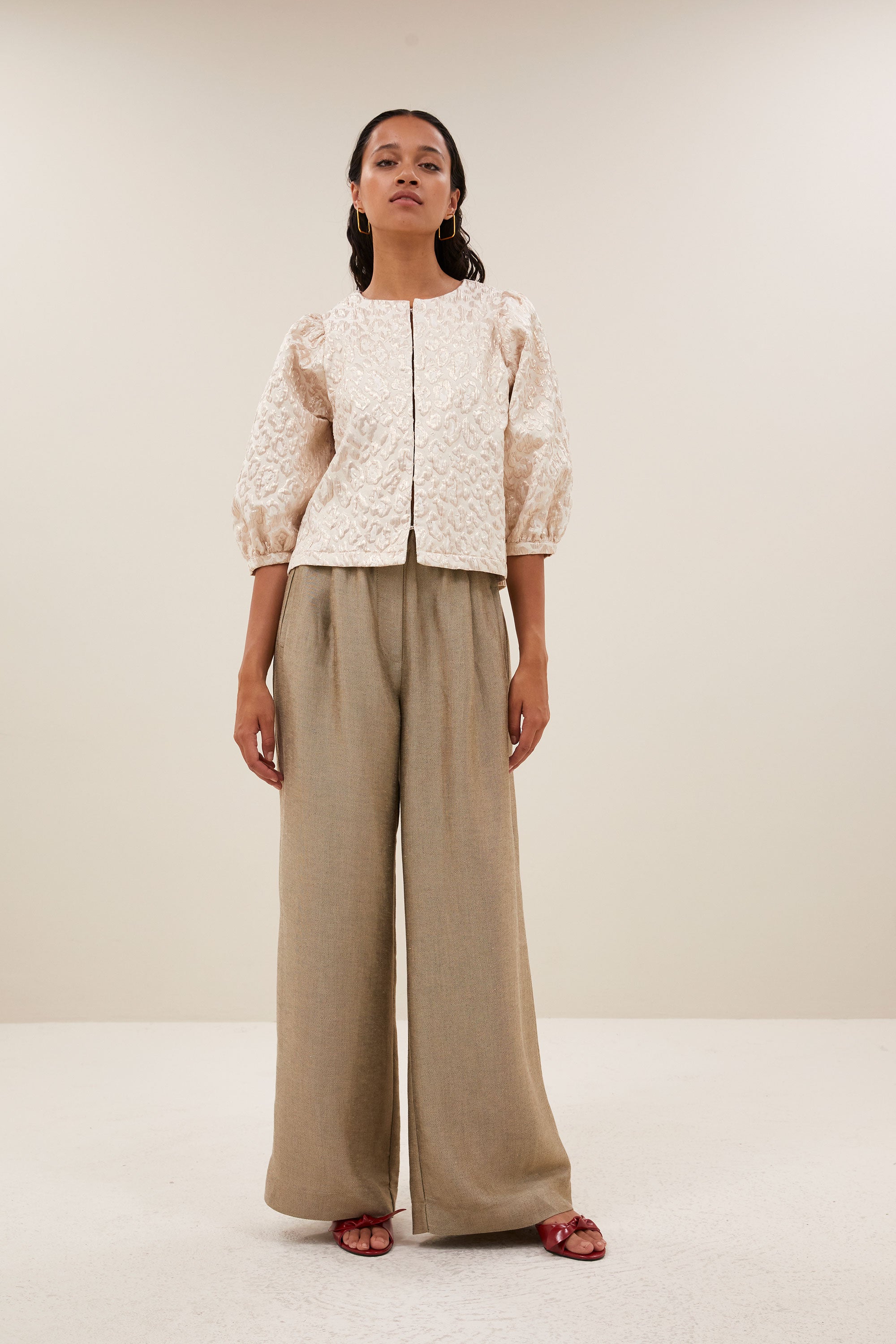 mauri-sparkle-cheetah-blouse-champagne-korte fit-verborgen haak-en-oogsluiting-subtiel geweven lurex draad-by-bar-detail