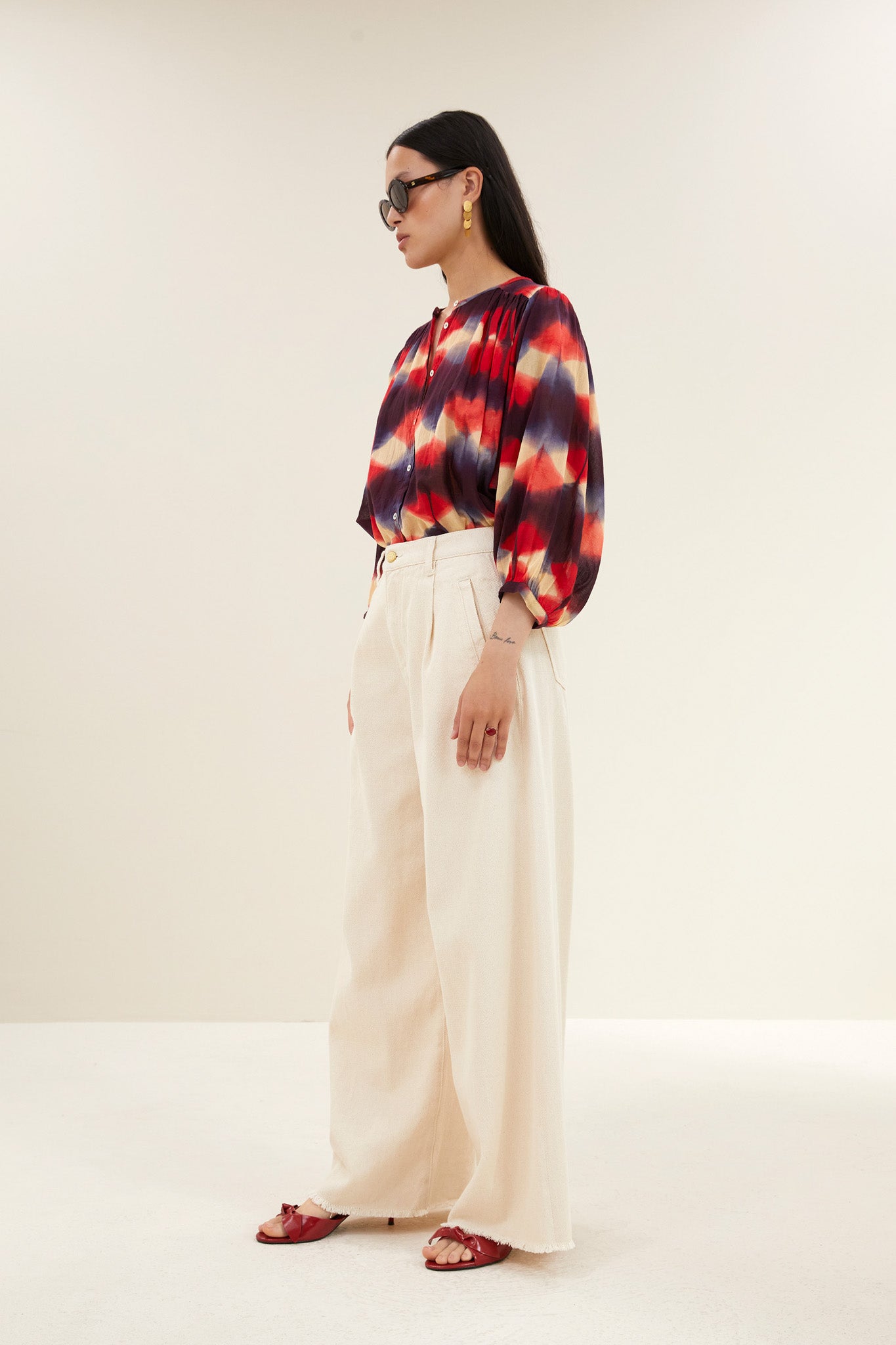 becky-parade-blouse-parade-print-knoopsluiting-losvallende pasvorm-ronde halslijn-by-bar-zijaanzicht