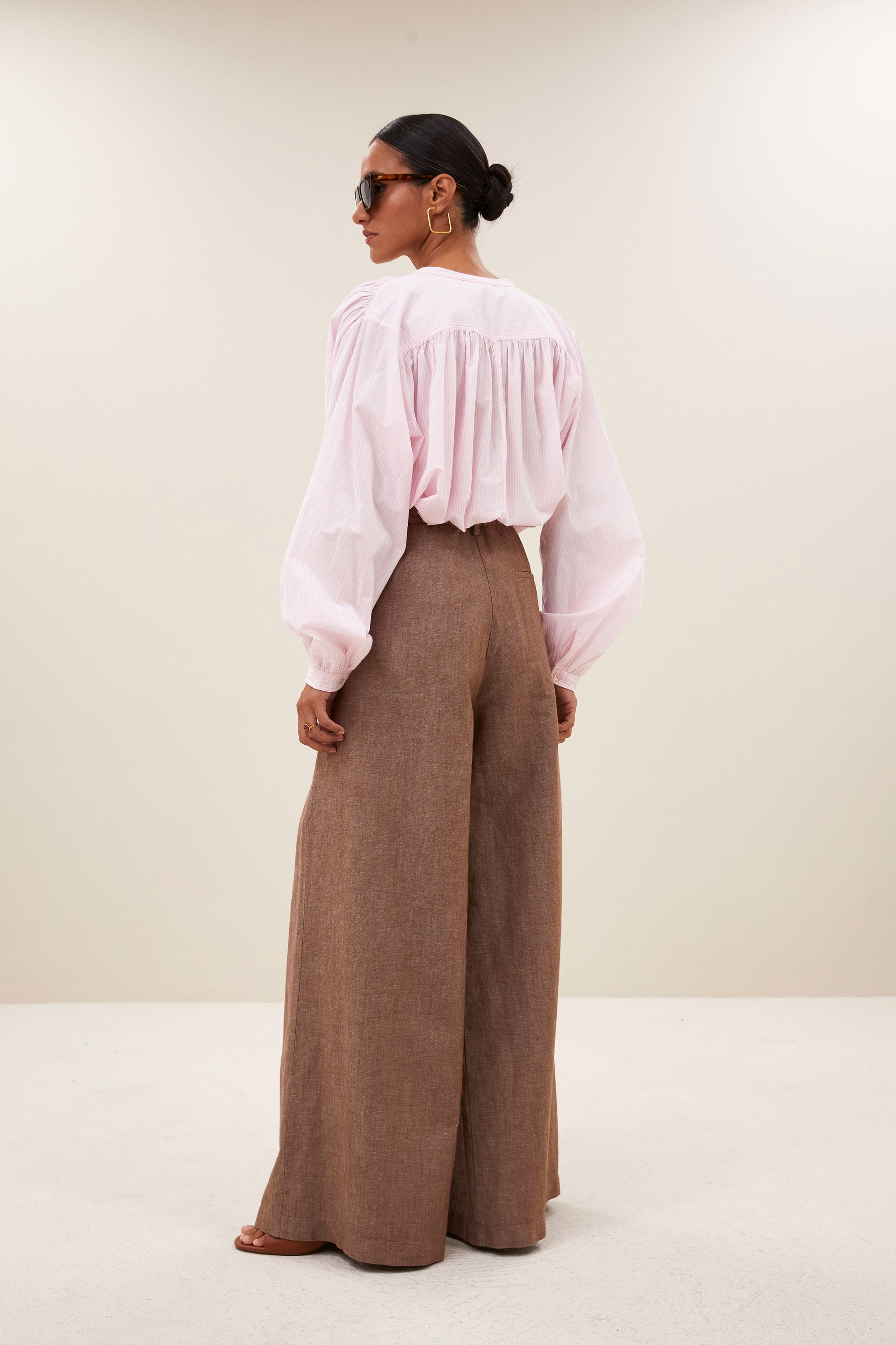 blouse-nyka-pinstripe-blouse-pink-pin-stripe-by-bar-zijaanzicht
