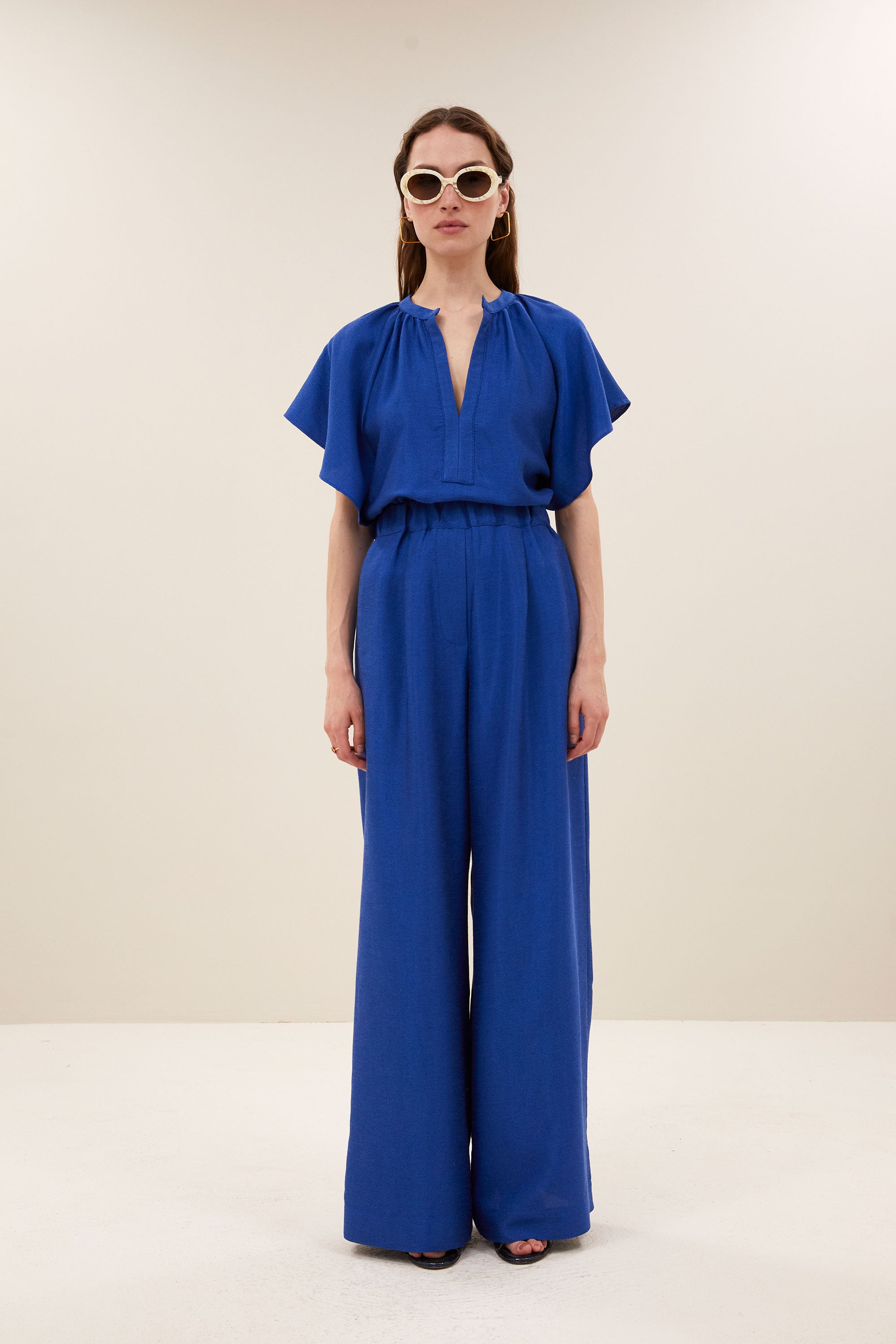 vina-gloss-blouse-kingsblue-normale pasvorm-v-halslijn-viscose kwaliteit-by-bar-detail