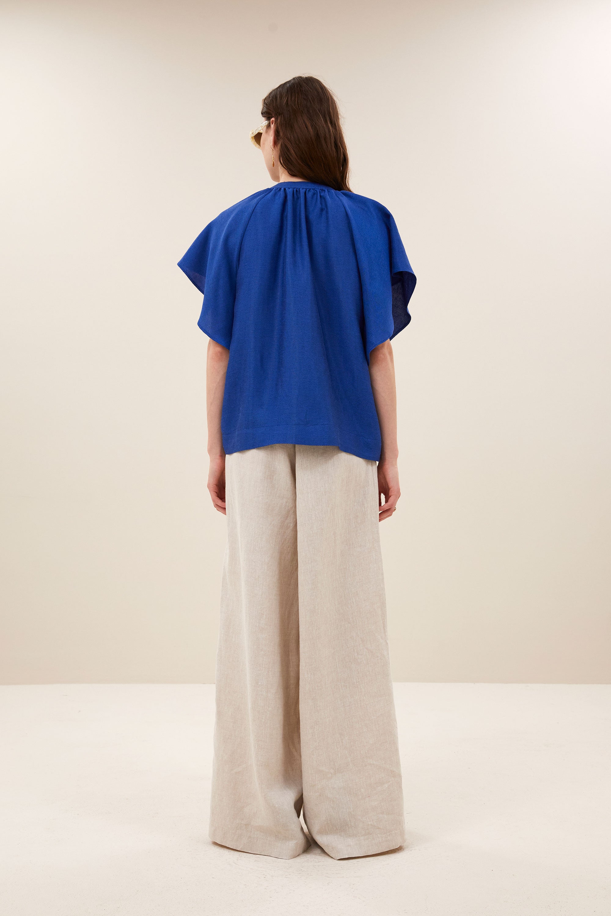 vina-gloss-blouse-kingsblue-normale pasvorm-v-halslijn-viscose kwaliteit-by-bar-achteraanzicht