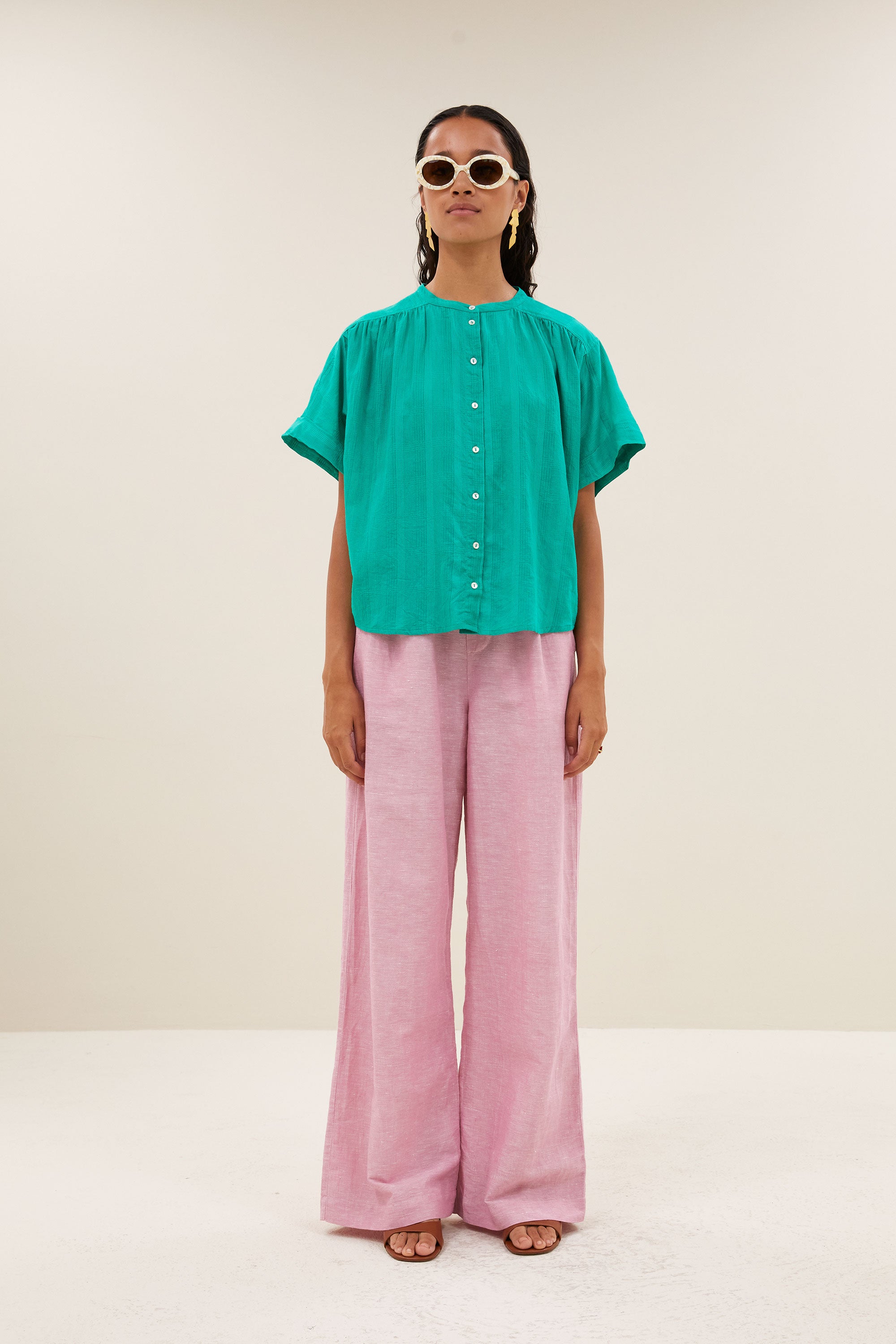 alex-dobby-blouse-lucky-green-knoopsluiting-biologisch katoen-kleine kapmouw-by-bar-detail