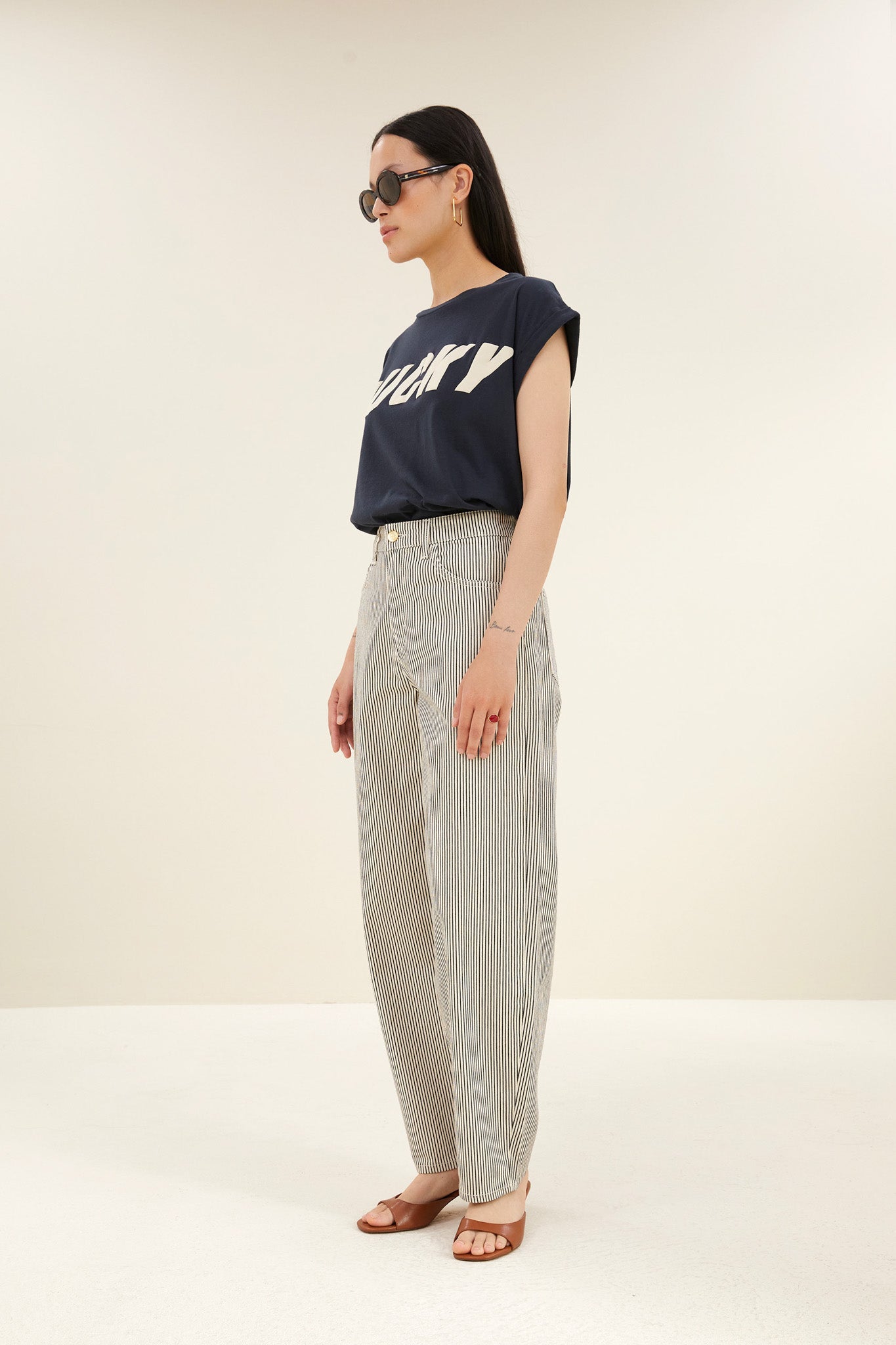 lew-stripe-pants-jet-black-stripe-by-bar-zijaanzicht