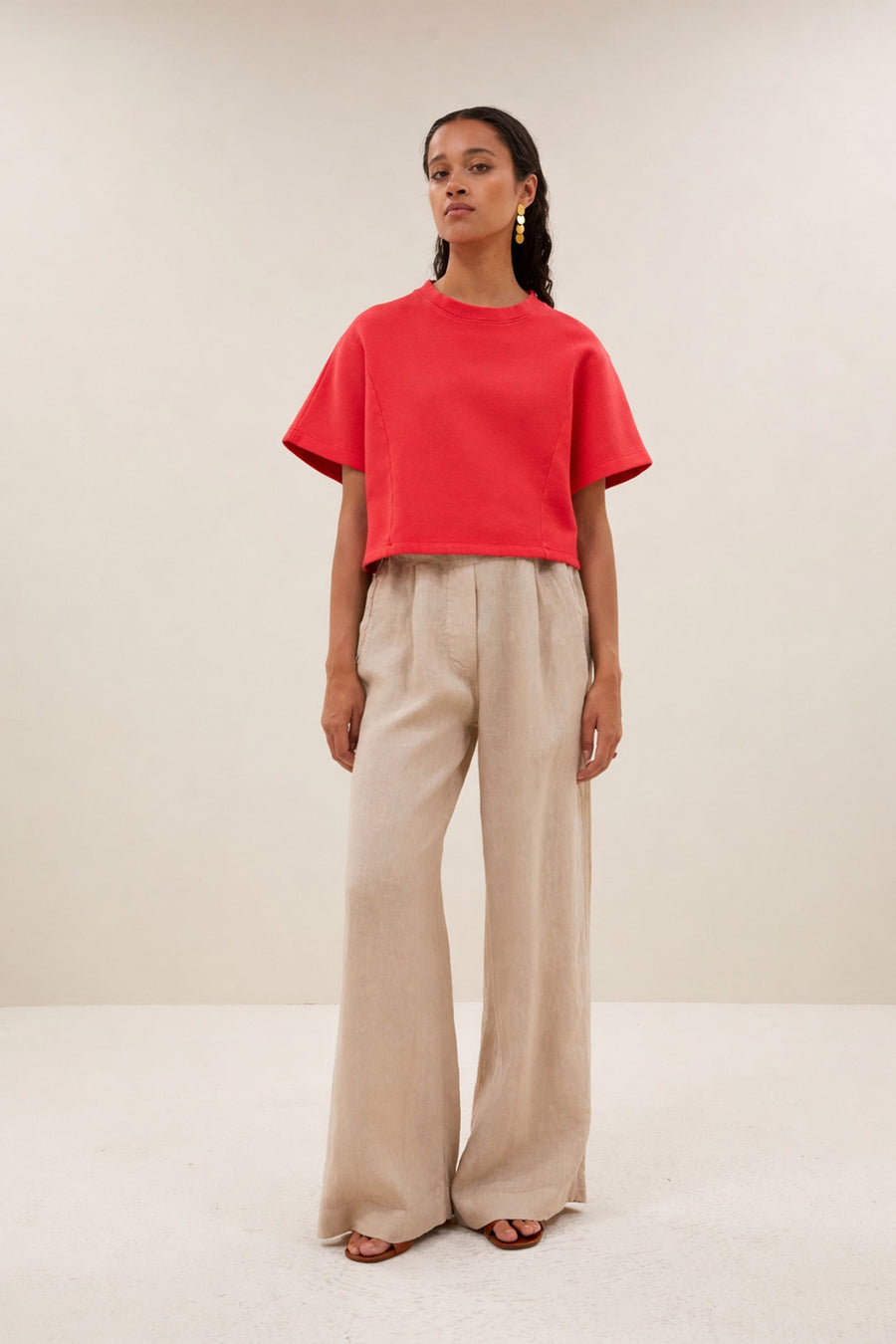 suki-sweat-top-poppy-red-losvallende pasvorm-biologisch katoen-ronde halslijn-by-bar-vooraanzicht