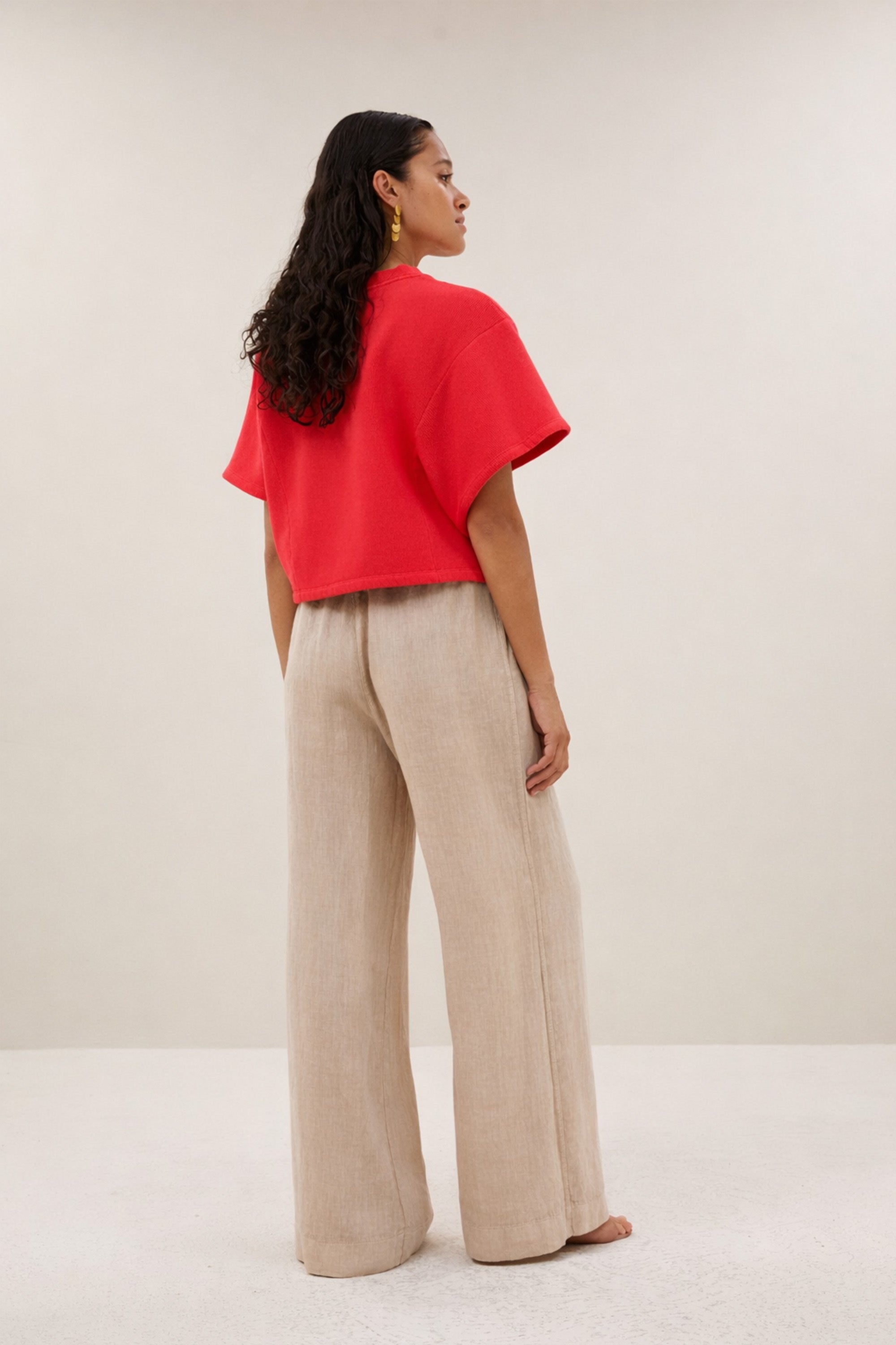 suki-sweat-top-poppy-red-losvallende pasvorm-biologisch katoen-ronde halslijn-by-bar-achteraanzicht