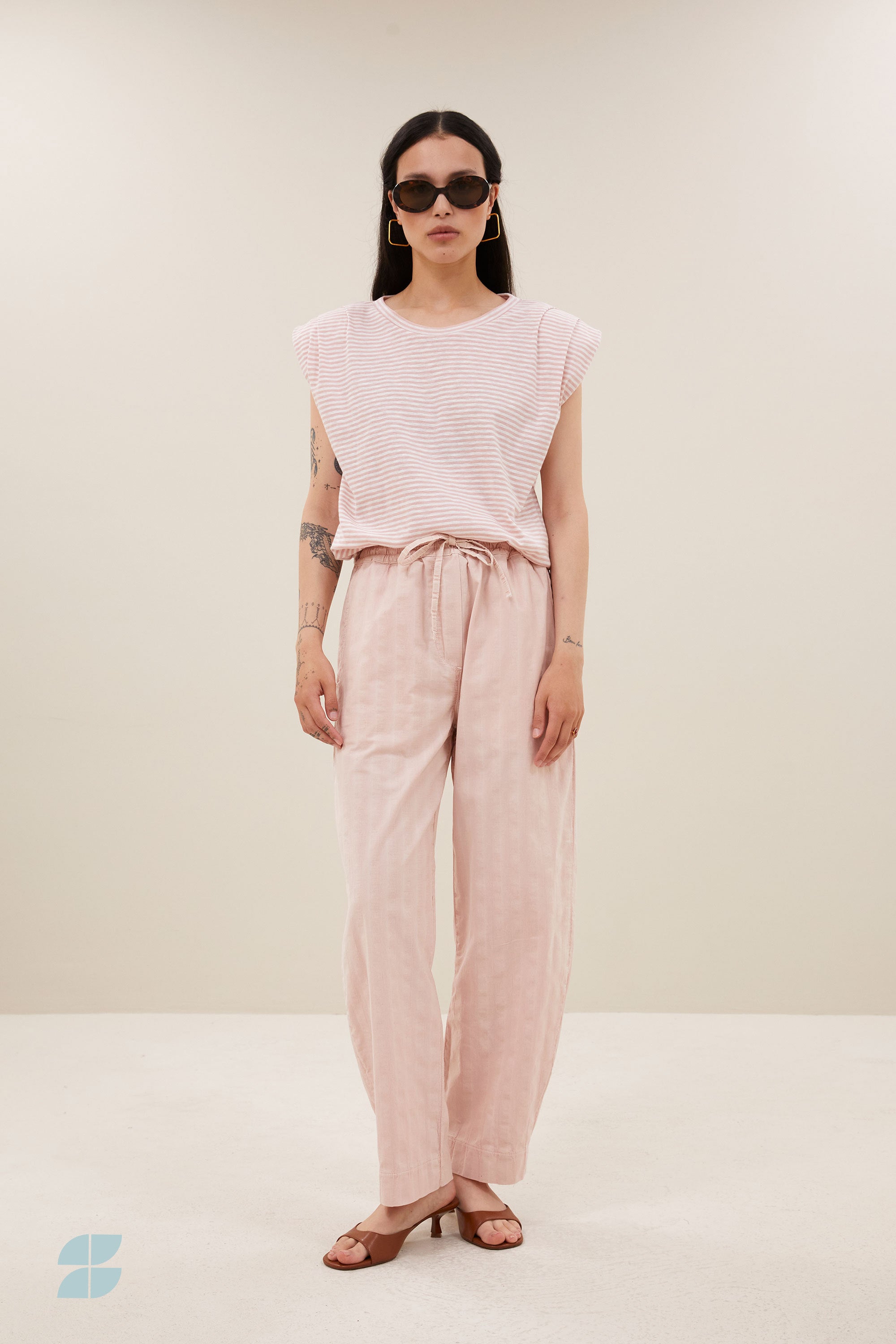 nilou-flame-stripe-top-light-rose-stripe-casual fit-normale pasvorm-ronde halslijn-by-bar-vooraanzicht