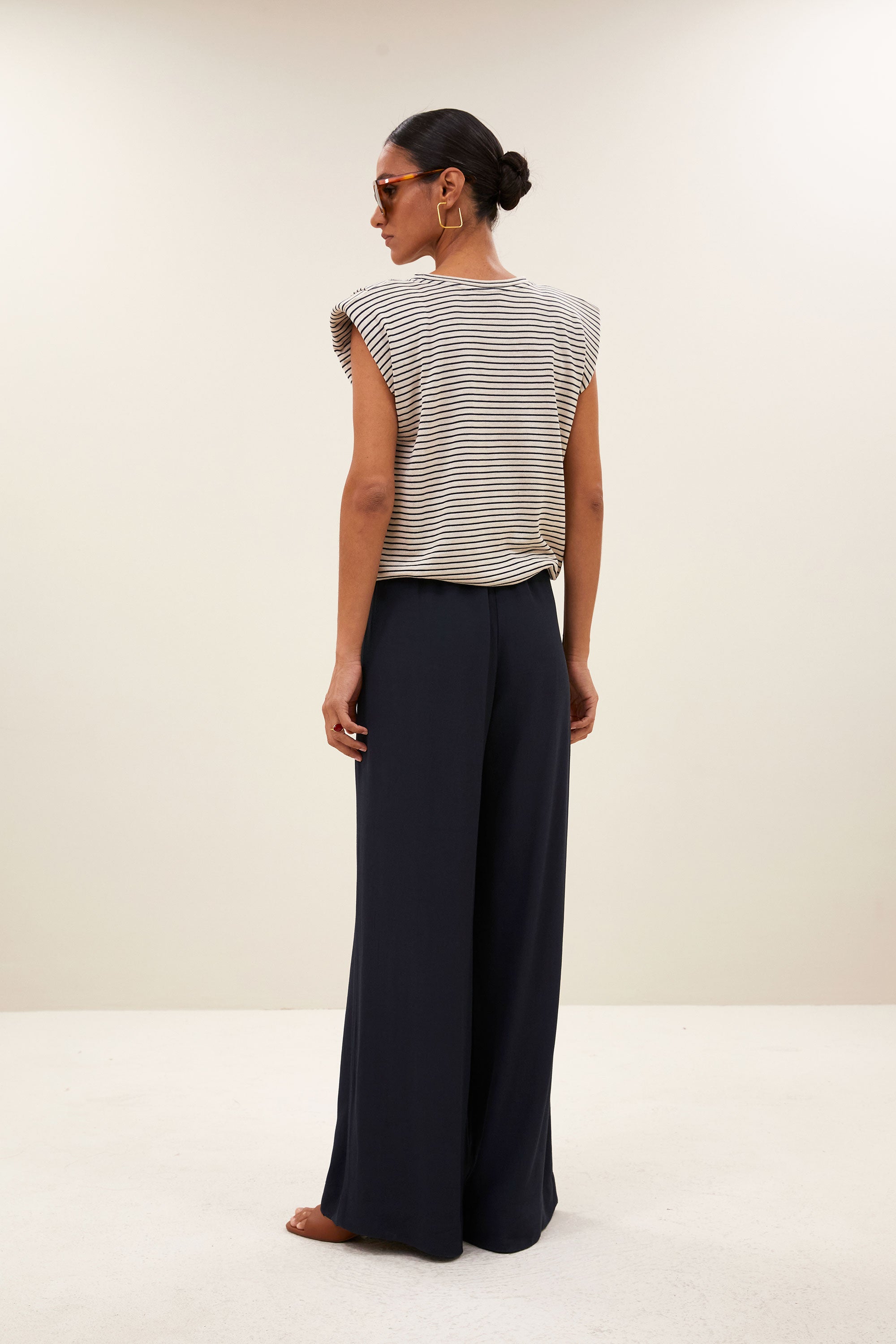 top-nilou-small-stripe-top-admiral-blue-stripe-by-bar-zijaanzicht