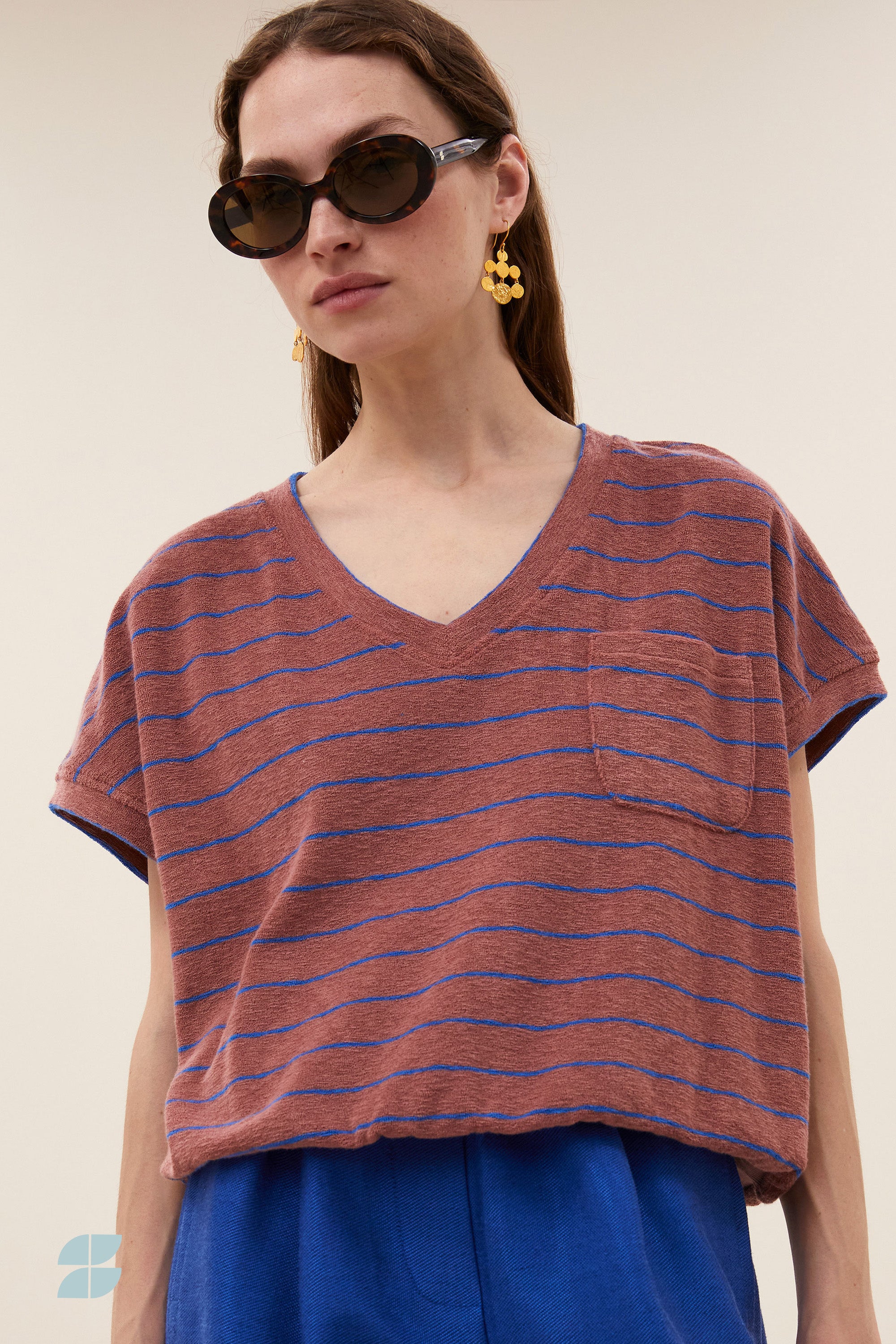 tyler-slub-stripe-top-withered-rose-stripe-casual fit-normale pasvorm-v-halslijn-by-bar-sfeerbeeld