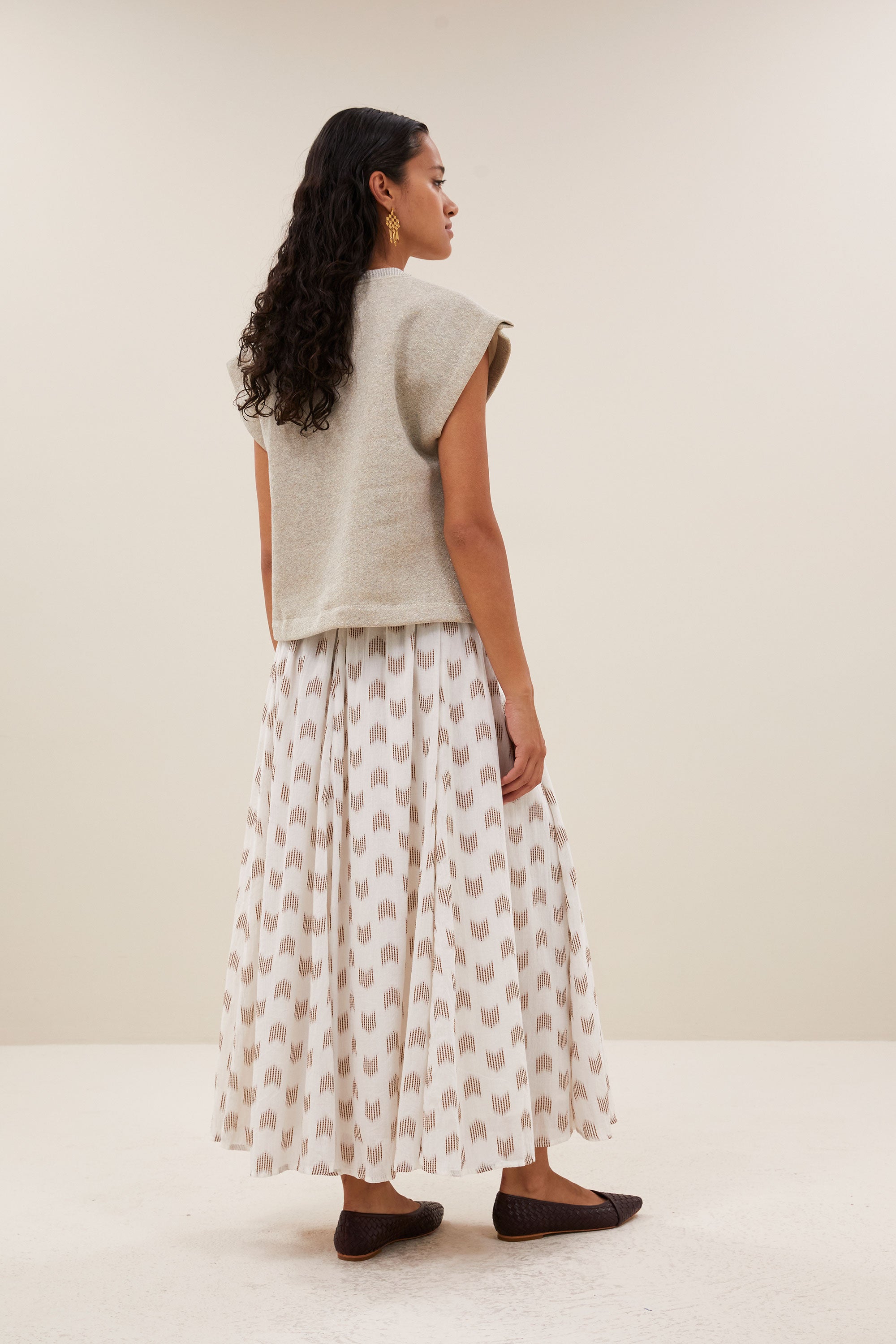 mason-sparkle-pleats-top-gold-must-have essential-kleine kapmouw-tijdloze pasvorm-by-bar-achteraanzicht
