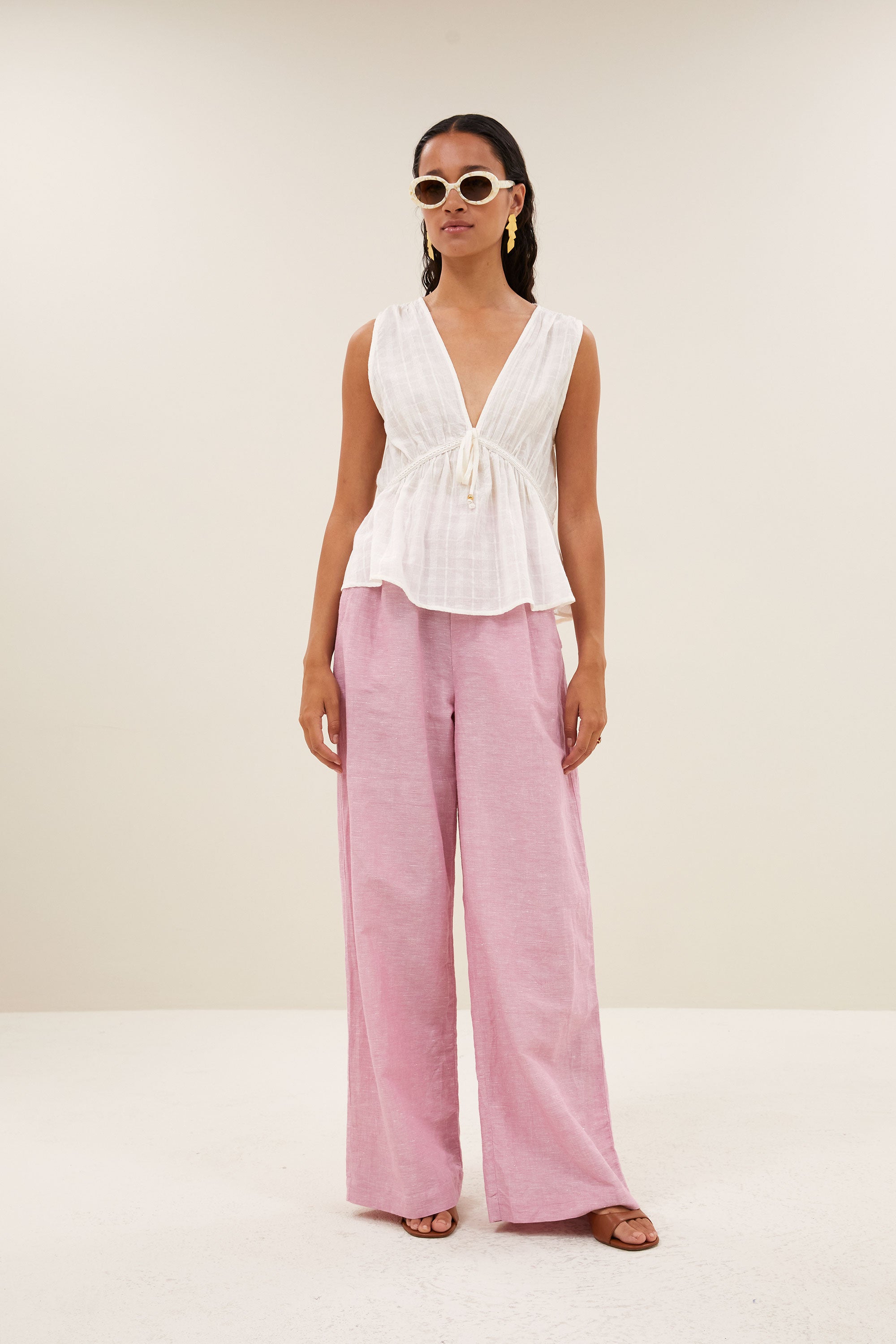 meryl-dobby-top-cloud-white-met strikceintuur-korte fit-v-halslijn-by-bar-vooraanzicht