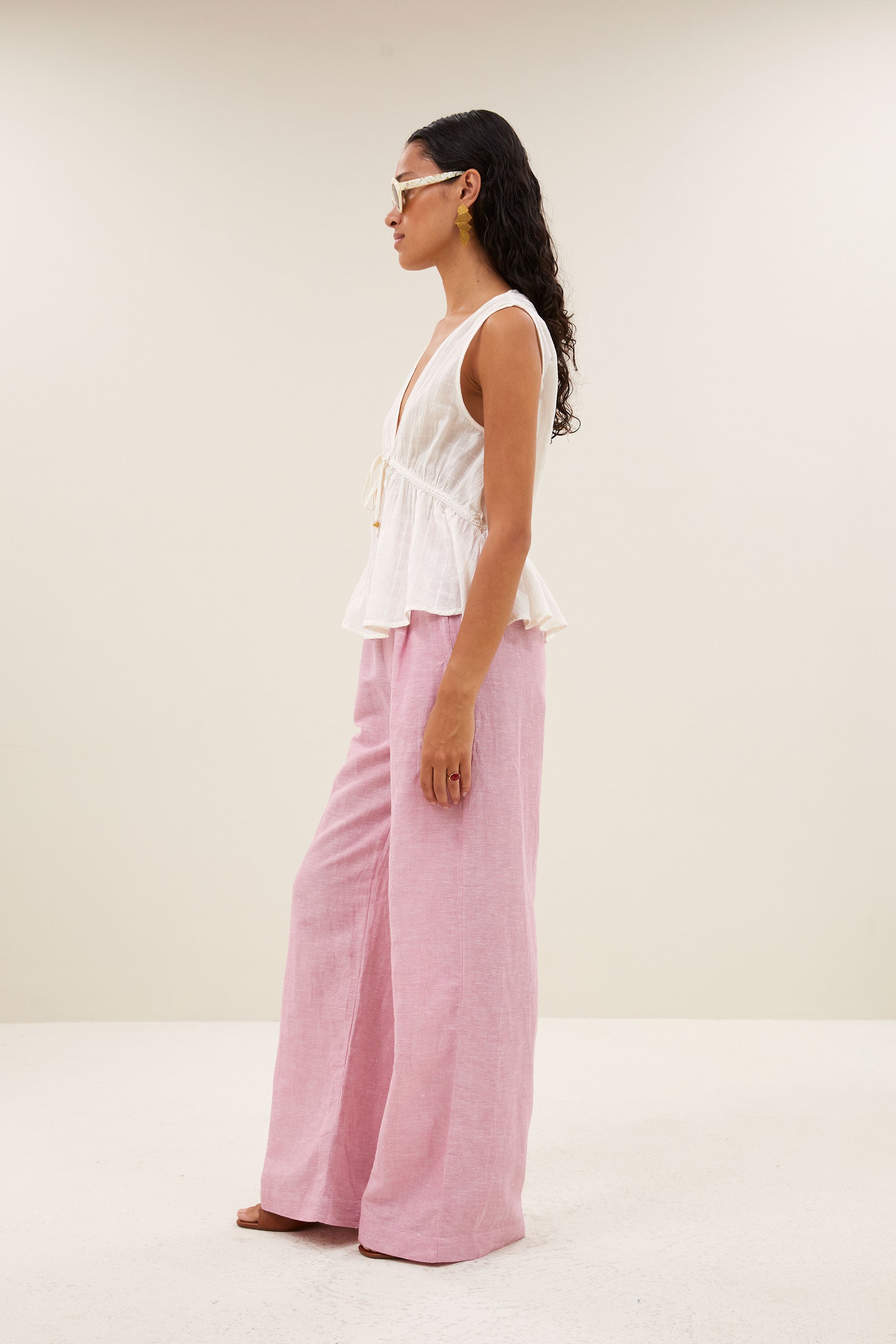 meryl-dobby-top-cloud-white-met strikceintuur-korte fit-v-halslijn-by-bar-zijaanzicht