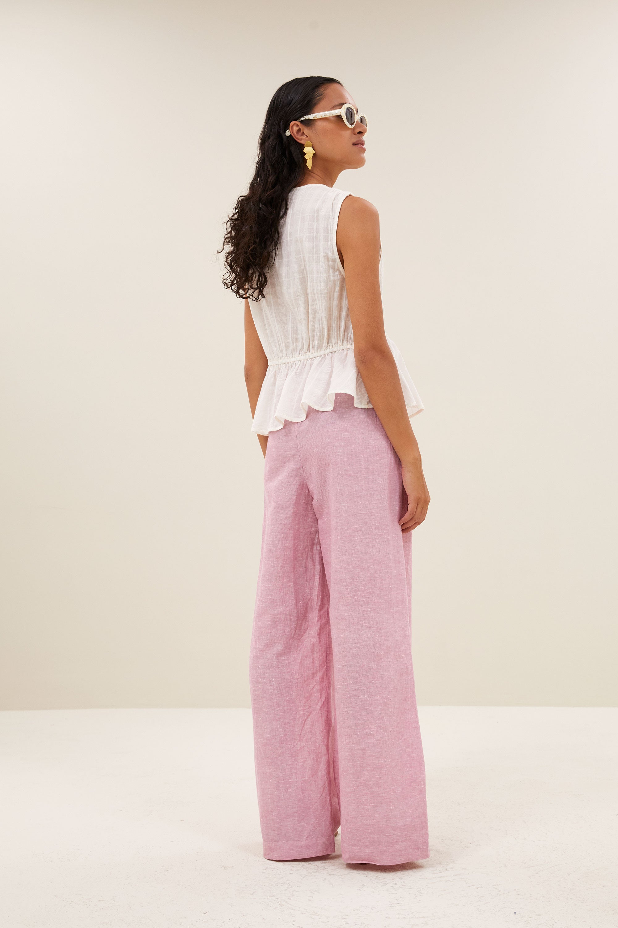 meryl-dobby-top-cloud-white-met strikceintuur-korte fit-v-halslijn-by-bar-achteraanzicht
