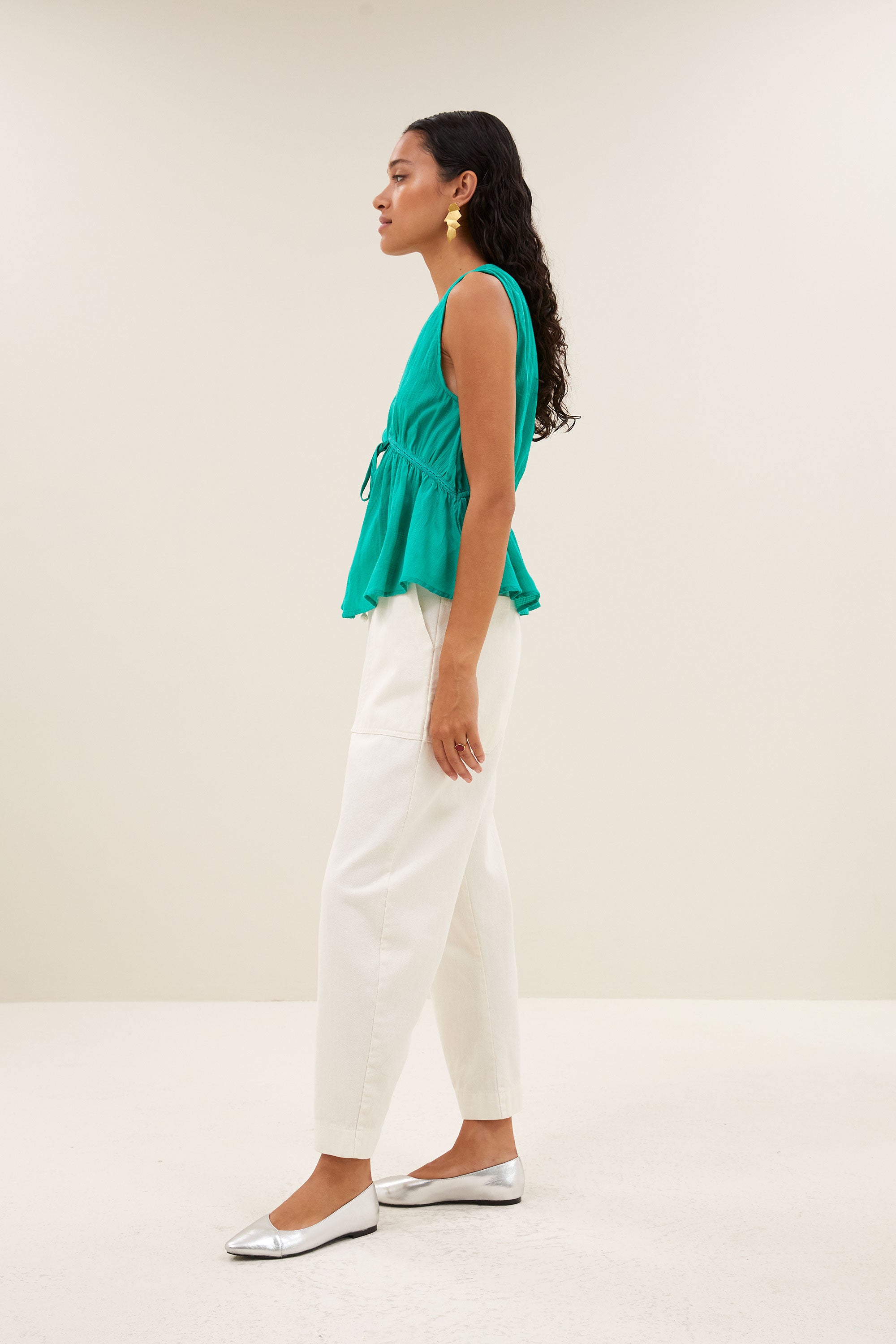 meryl-dobby-top-lucky-green-met strikceintuur-korte fit-v-halslijn-by-bar-zijaanzicht