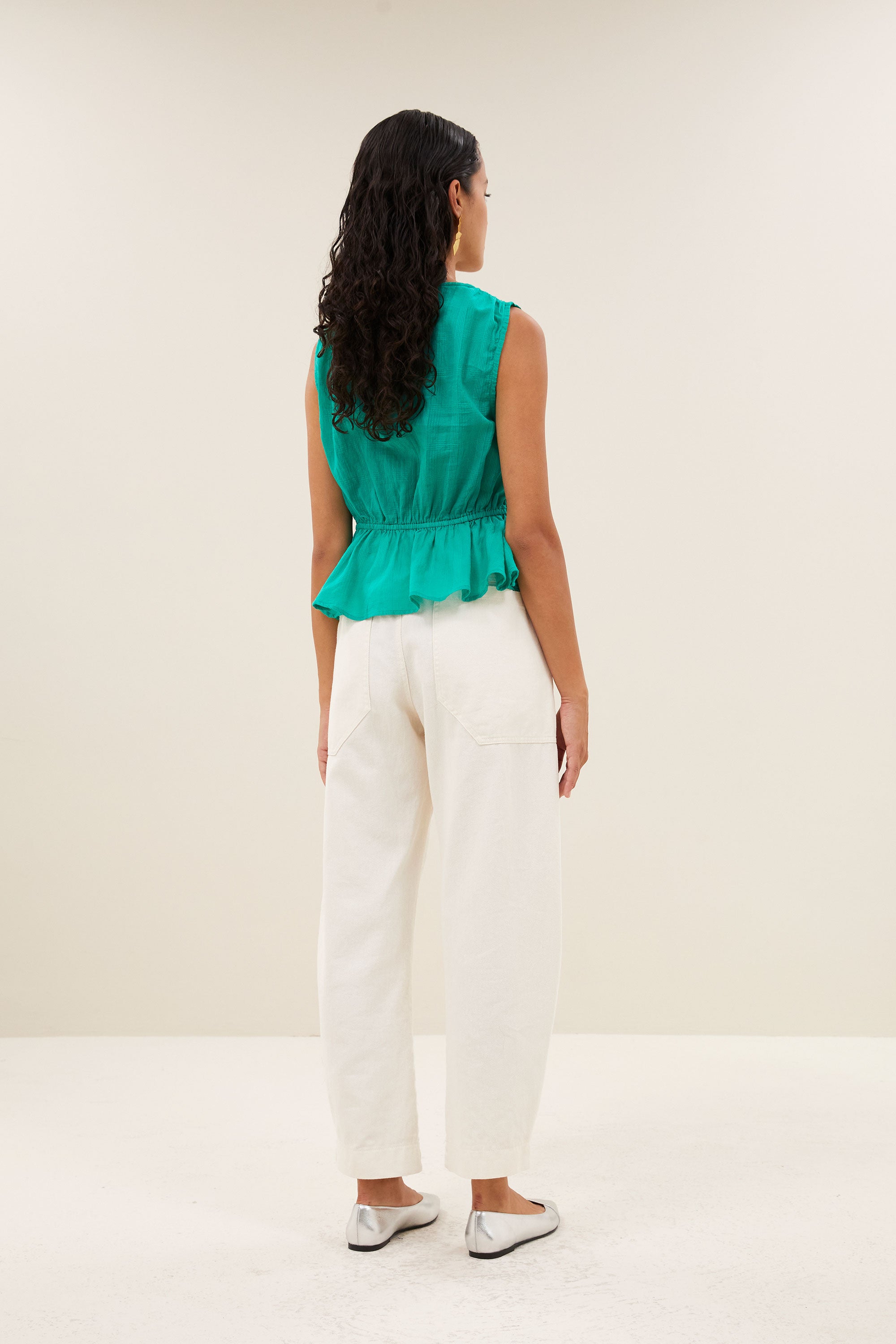 meryl-dobby-top-lucky-green-met strikceintuur-korte fit-v-halslijn-by-bar-achteraanzicht