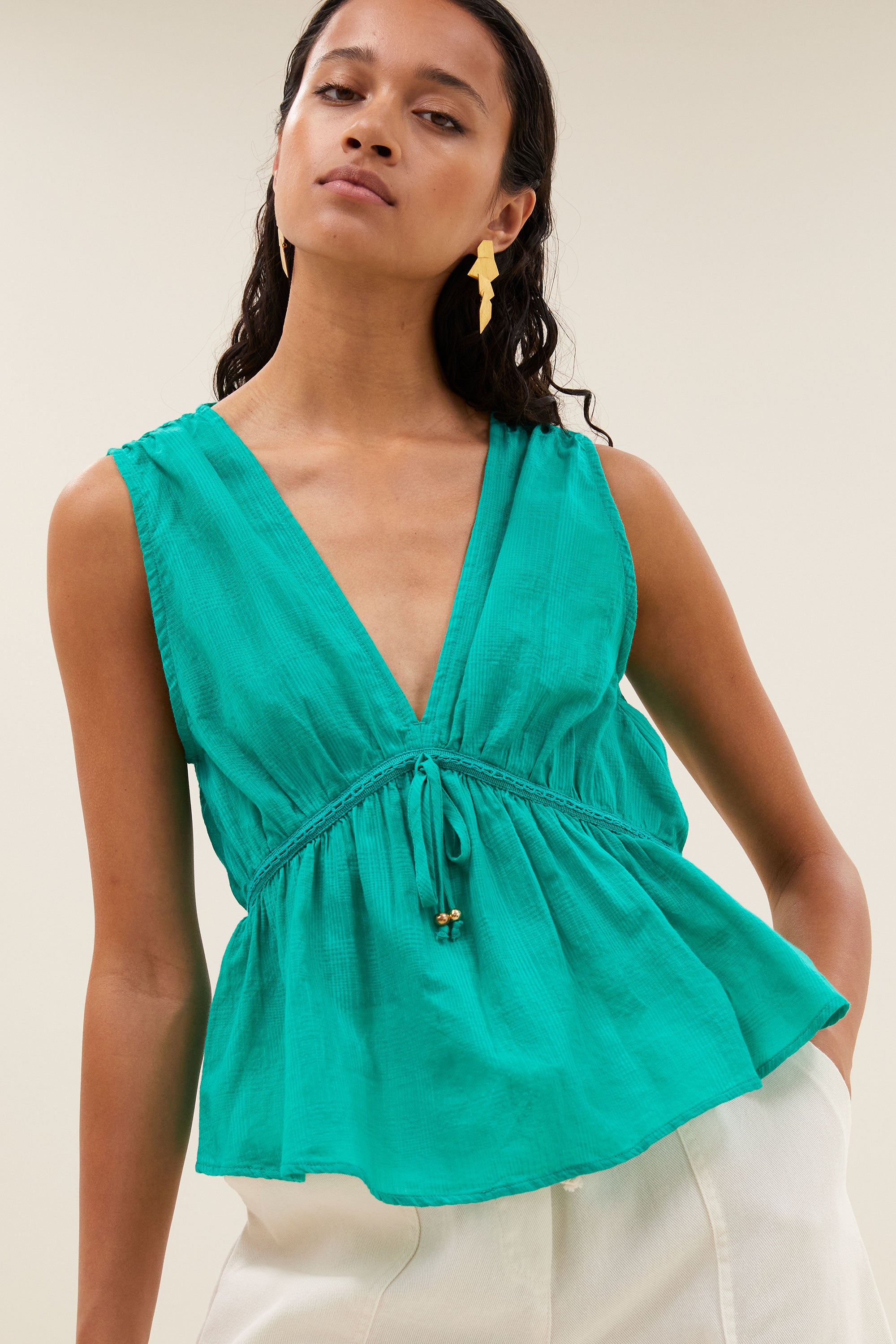meryl-dobby-top-lucky-green-met strikceintuur-korte fit-v-halslijn-by-bar-detail