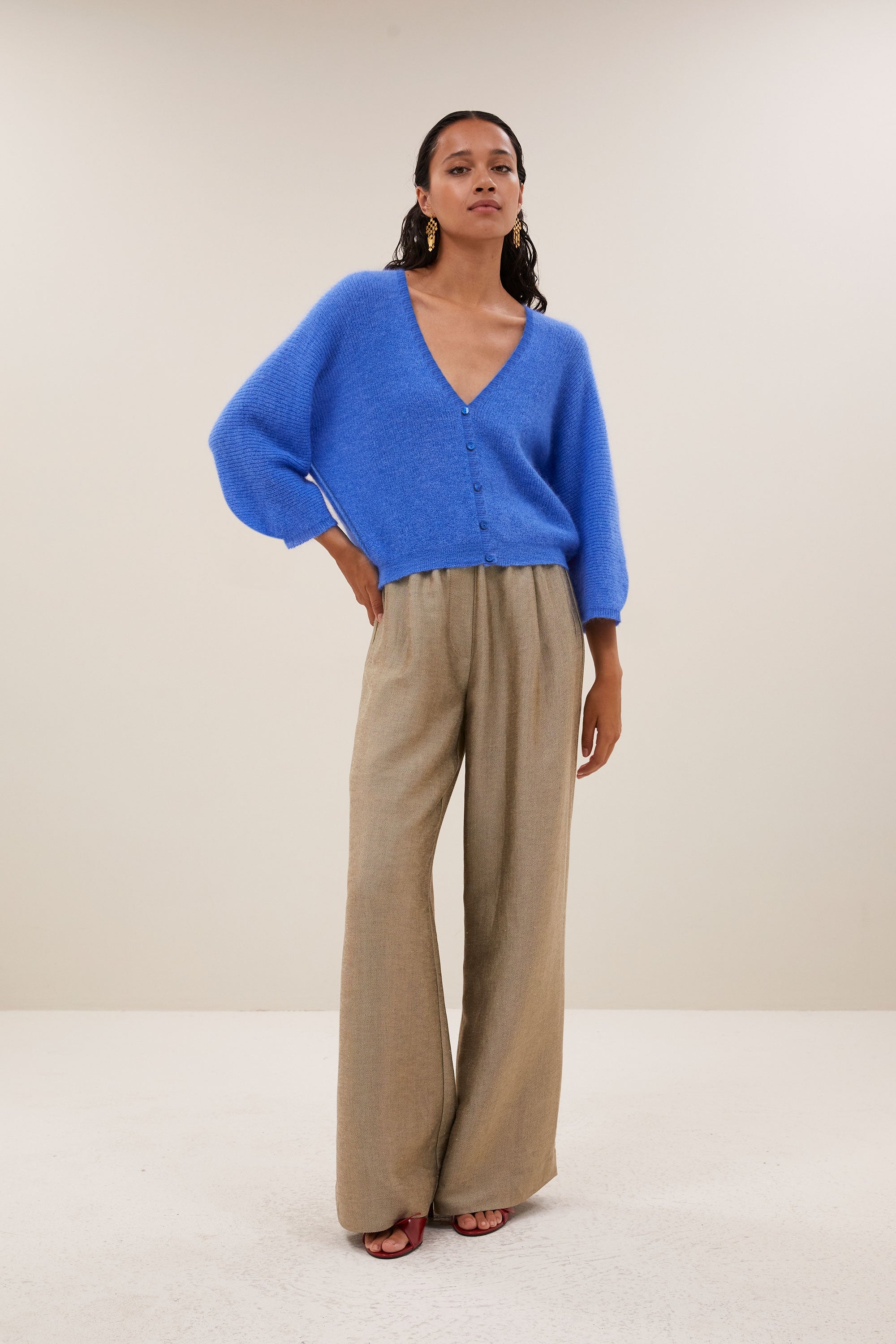 indra-cardigan-azul-blue-vleermuis mouw-knoopsluiting-v-halslijn-by-bar-aanvullende-foto