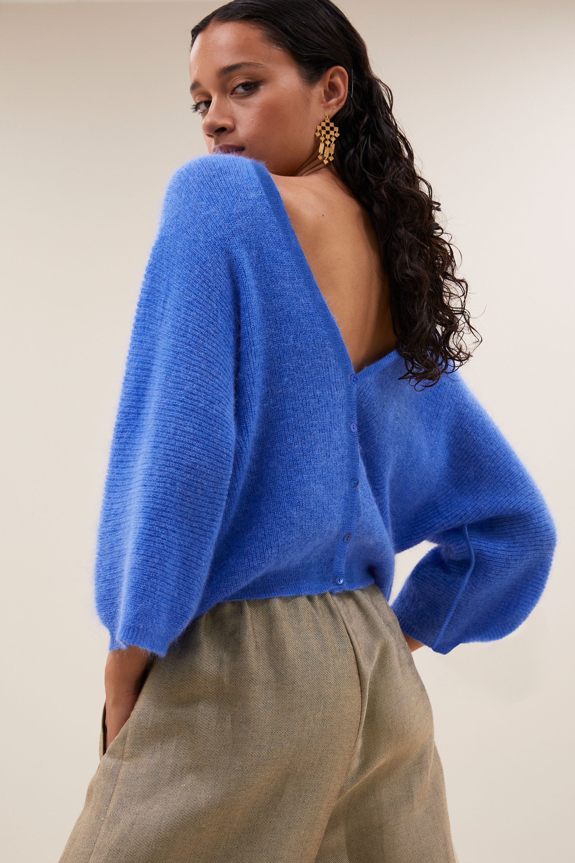 indra-cardigan-azul-blue-vleermuis mouw-knoopsluiting-v-halslijn-by-bar-achteraanzicht