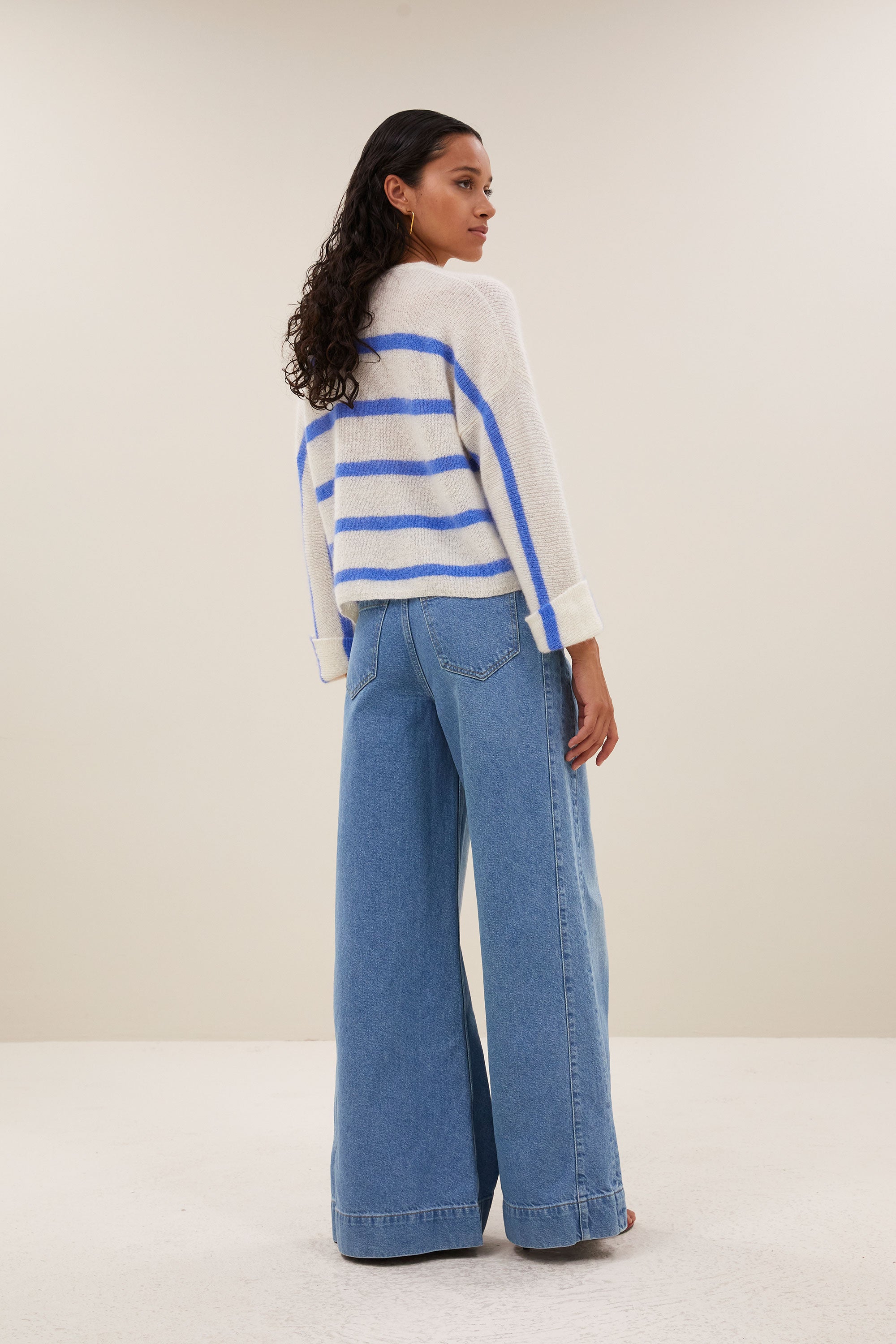 vide-stripe-pullover-azul-blue-stripe-korte fit-verlaagde schoudernaden-losvallende pasvorm-by-bar-achteraanzicht