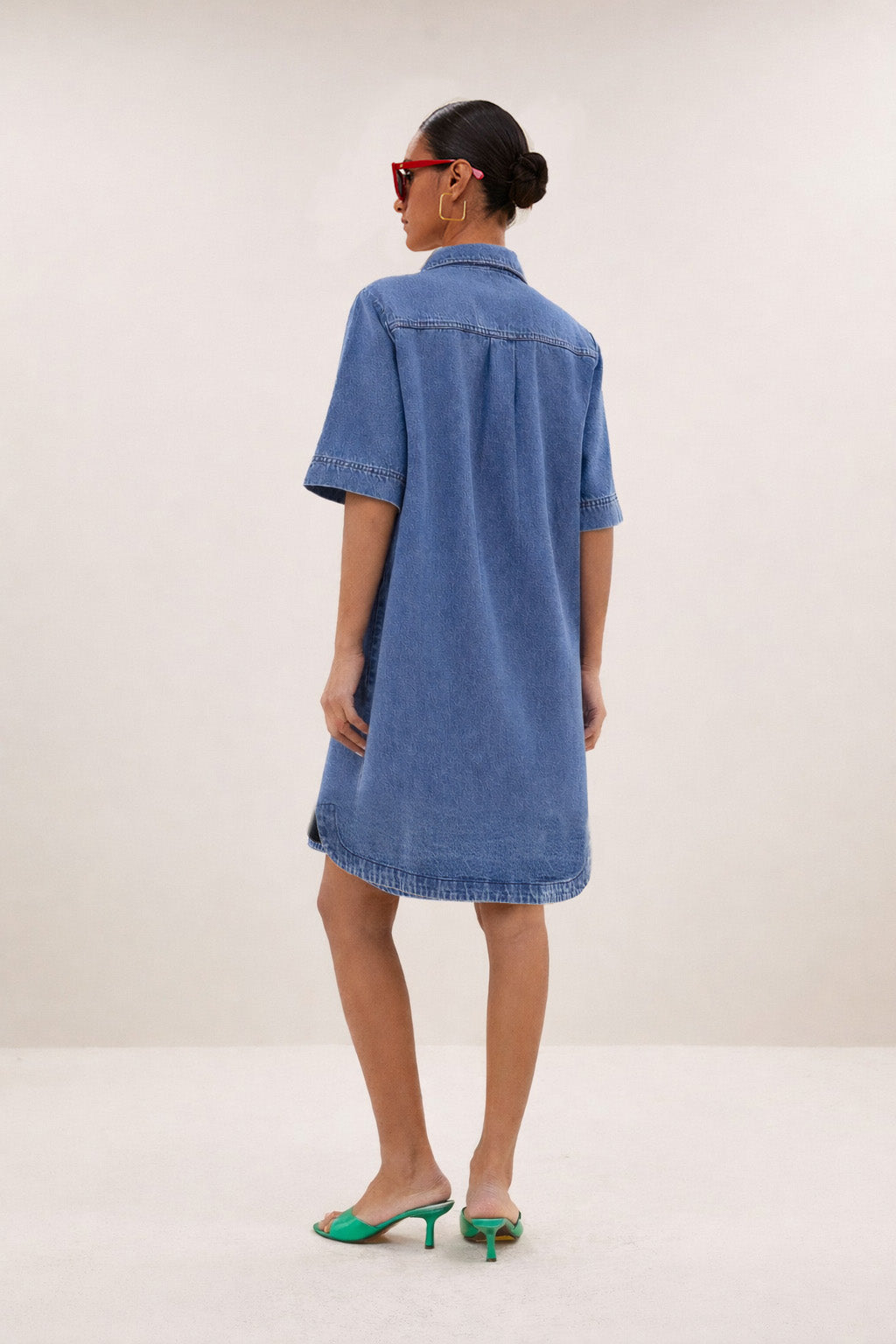 lexia-denim-dress-medium-denim-knoopsluiting-casual fit-katoen kwaliteit-by-bar-achteraanzicht