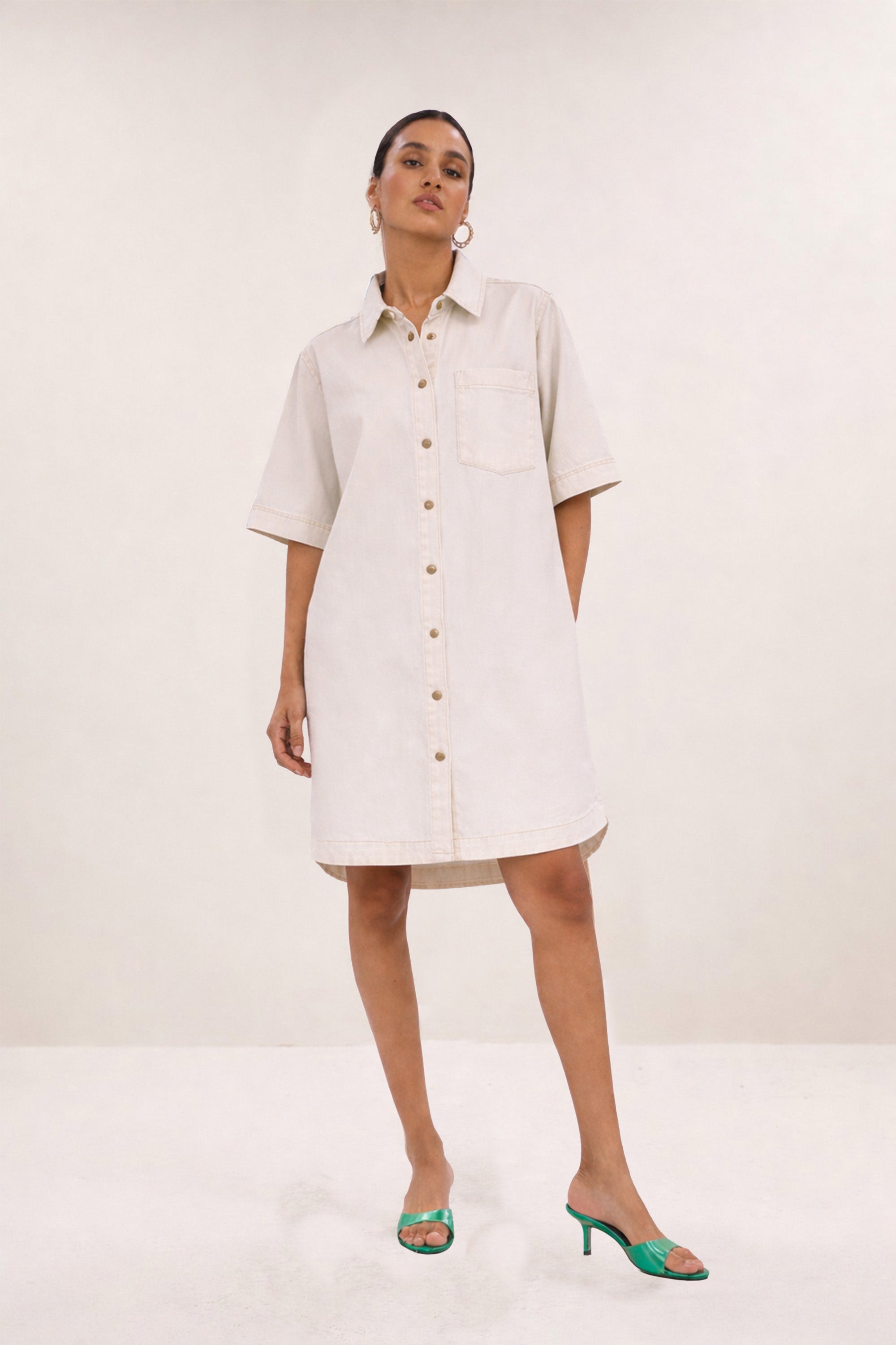 lexia-twill-dress-cloud-white-casual fit-katoen kwaliteit-losvallende pasvorm-by-bar-vooraanzicht