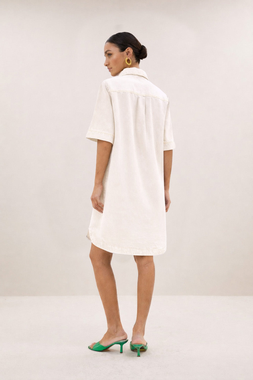 lexia-twill-dress-cloud-white-casual fit-katoen kwaliteit-losvallende pasvorm-by-bar-zijaanzicht