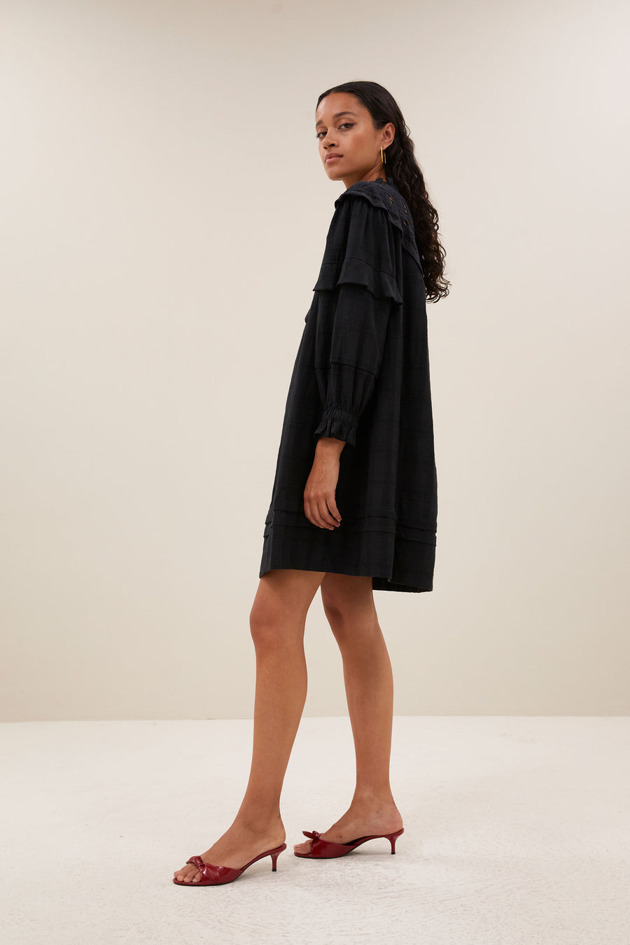 bowie-dress-jet-black-losvallende pasvorm-midi lengte-opstaande kraag-by-bar-zijaanzicht