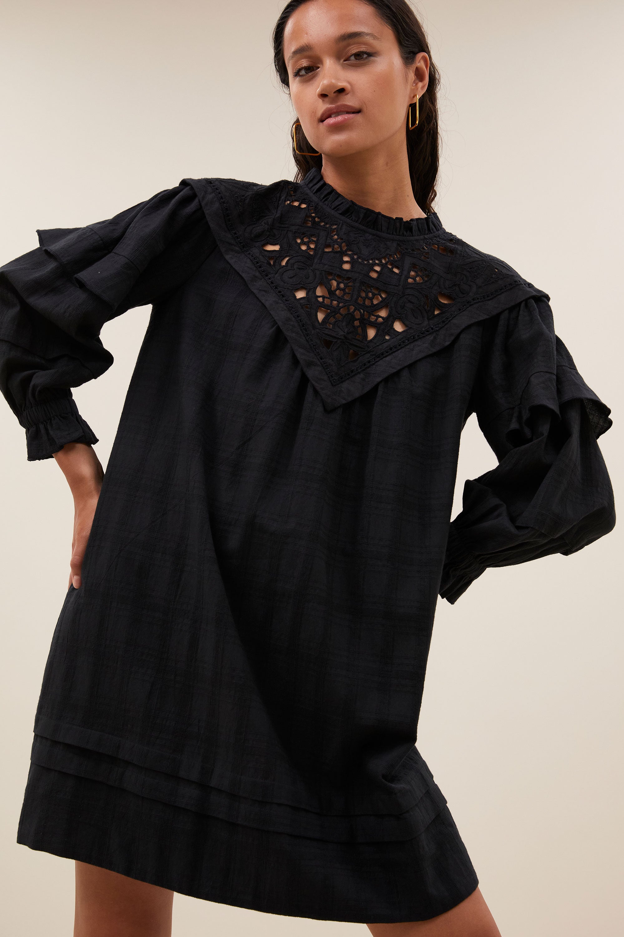 bowie-dress-jet-black-losvallende pasvorm-midi lengte-opstaande kraag-by-bar-detail