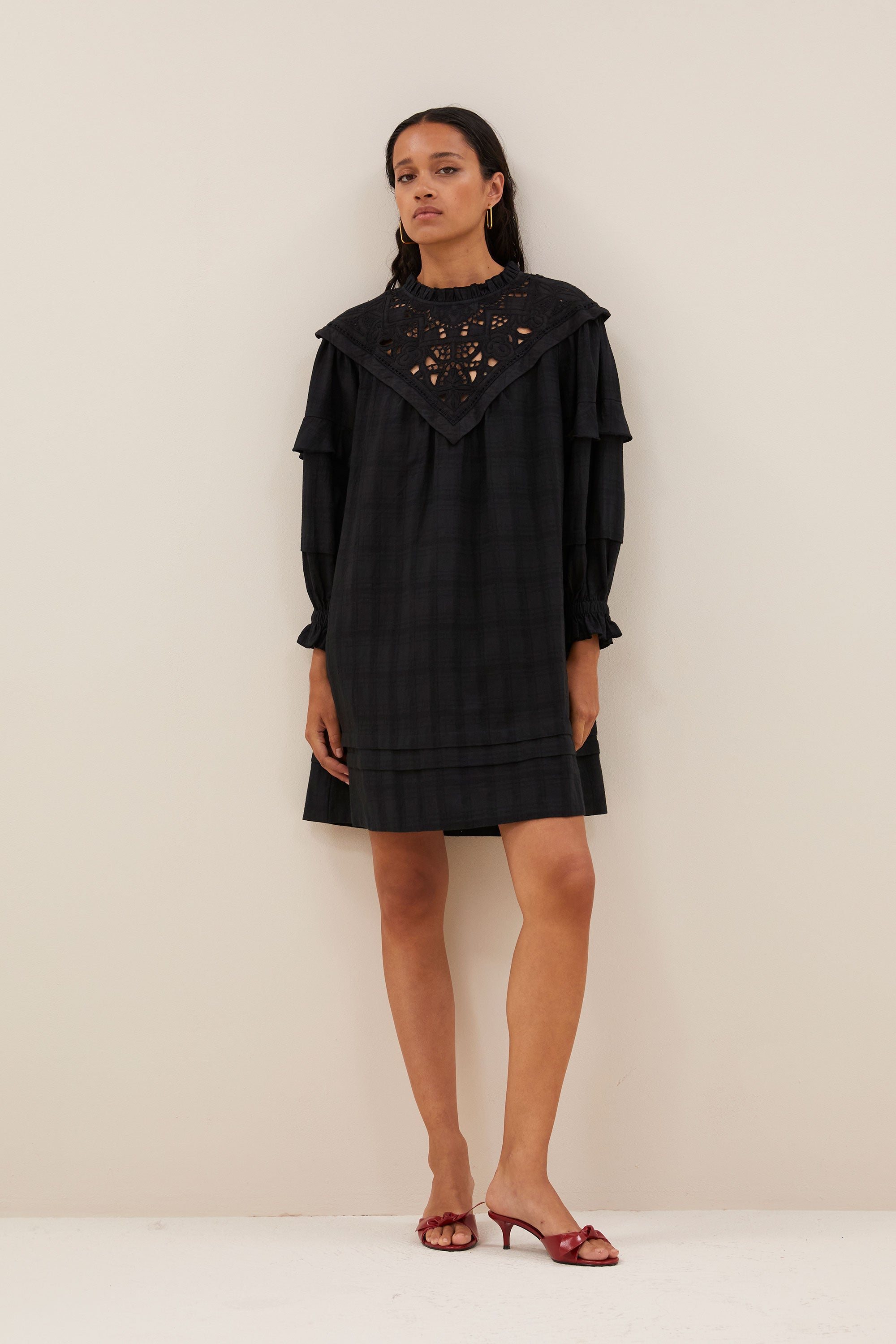 bowie-dress-jet-black-losvallende pasvorm-midi lengte-opstaande kraag-by-bar-extra