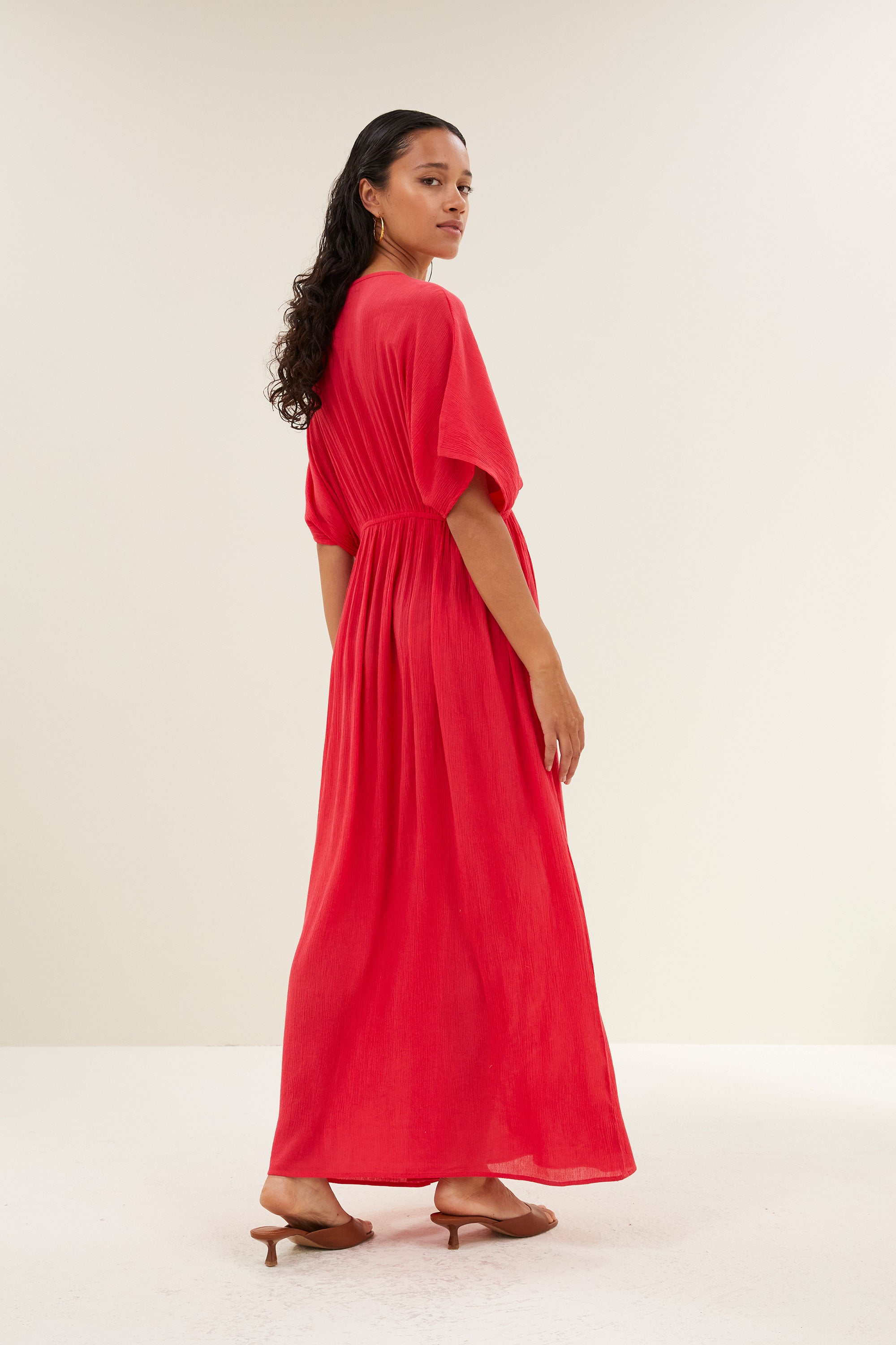 long-dress-lollipop-casual fit-losvallende pasvorm-v-halslijn-by-bar-achteraanzicht