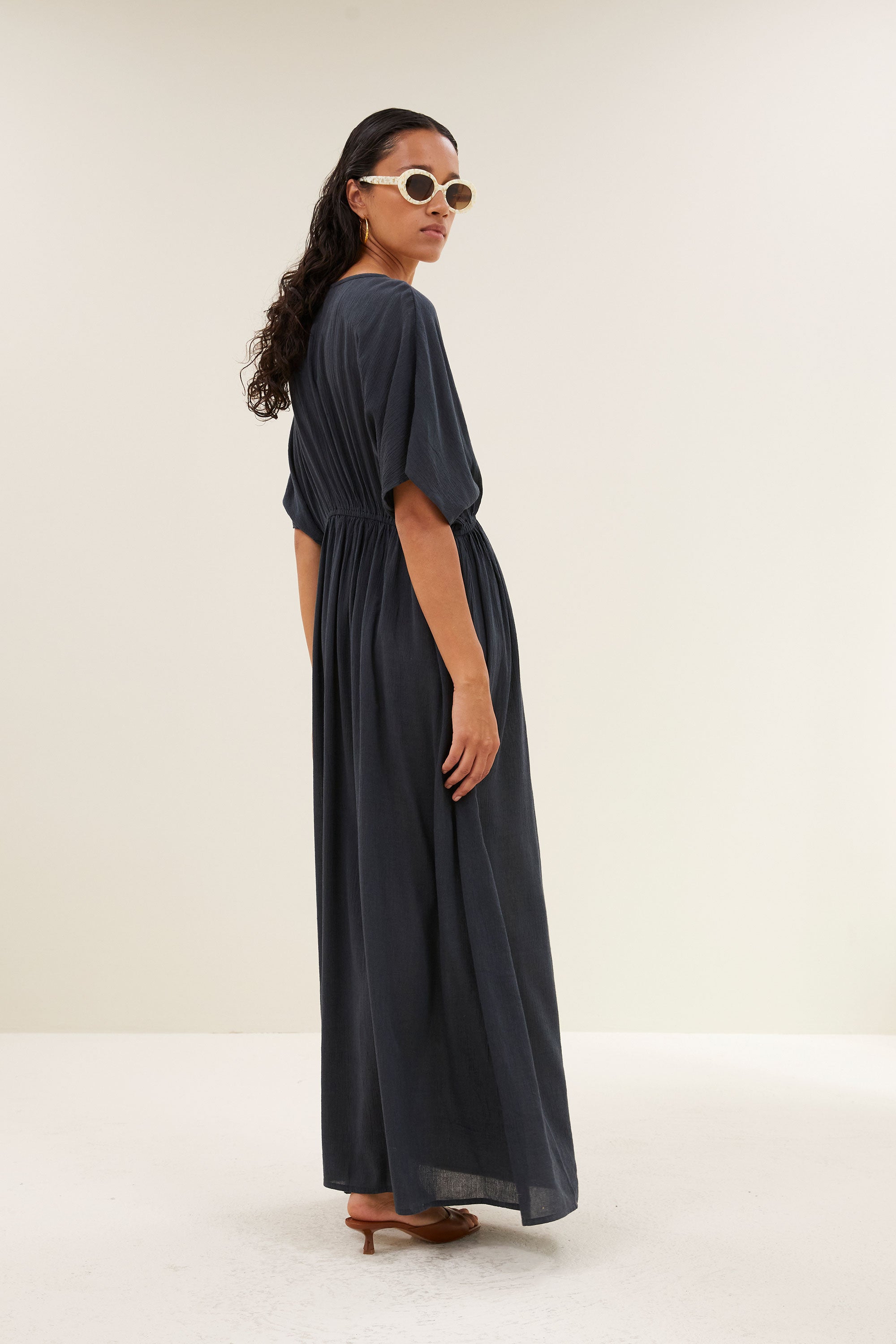 long-dress-charcoal-casual fit-losvallende pasvorm-v-halslijn-by-bar-achteraanzicht