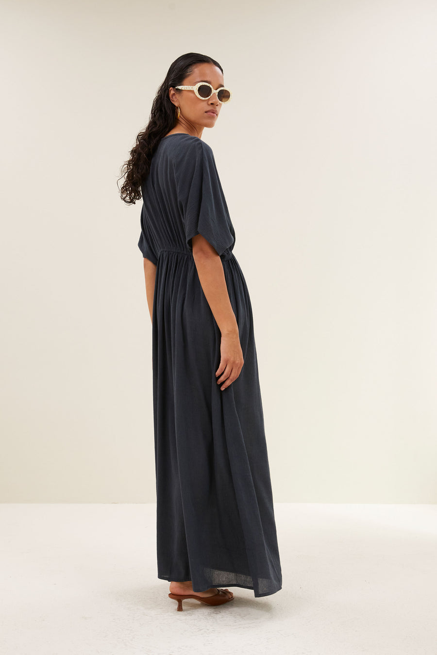 long-dress-charcoal-casual fit-losvallende pasvorm-v-halslijn-by-bar-achteraanzicht