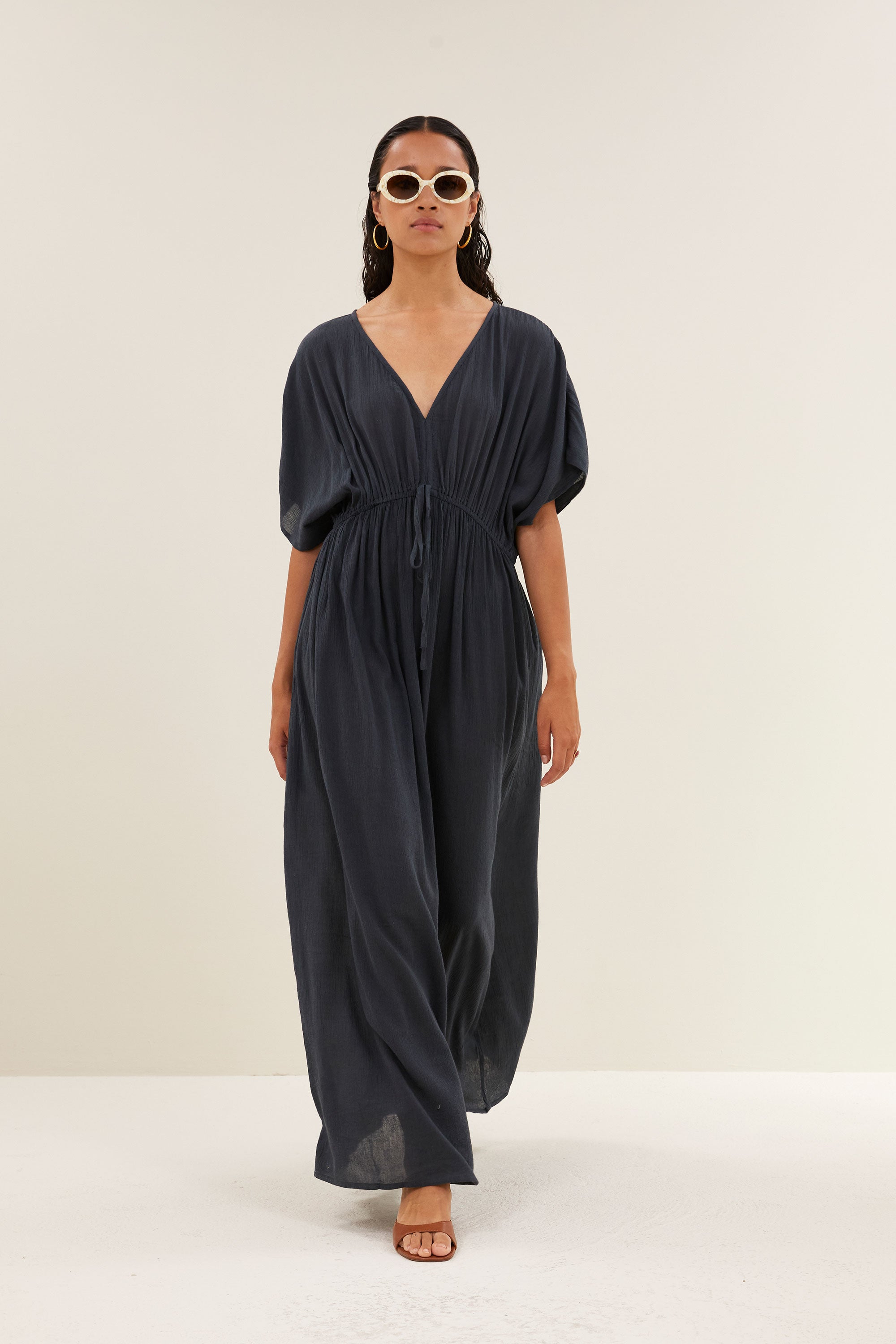long-dress-charcoal-casual fit-losvallende pasvorm-v-halslijn-by-bar-loop-shot