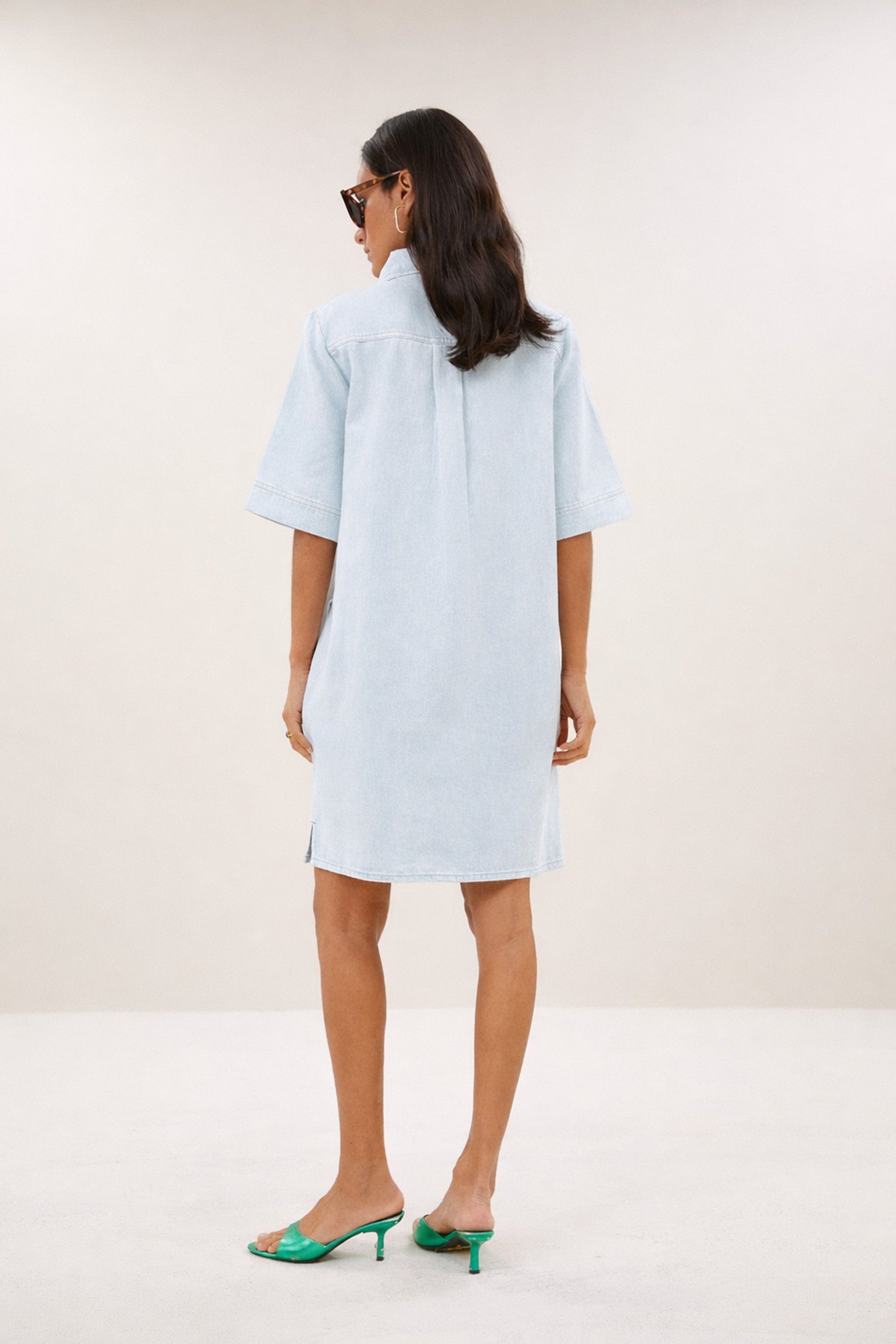 philipe-bleached-denim-dress-bleached-denim-casual fit-losvallende pasvorm-ritssluiting-by-bar-achteraanzicht