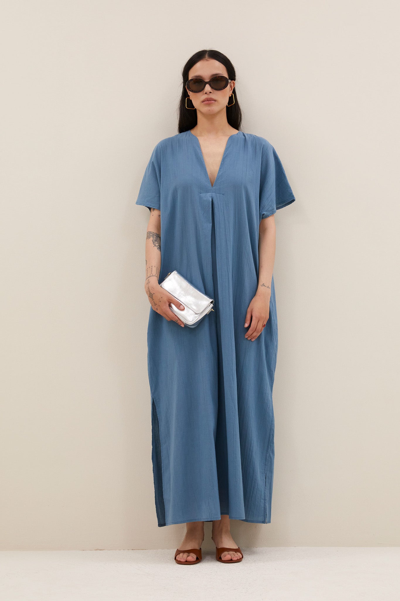 bali-dress-stone-blue-casual fit-losvallende pasvorm-v-halslijn-by-bar-loop-shot