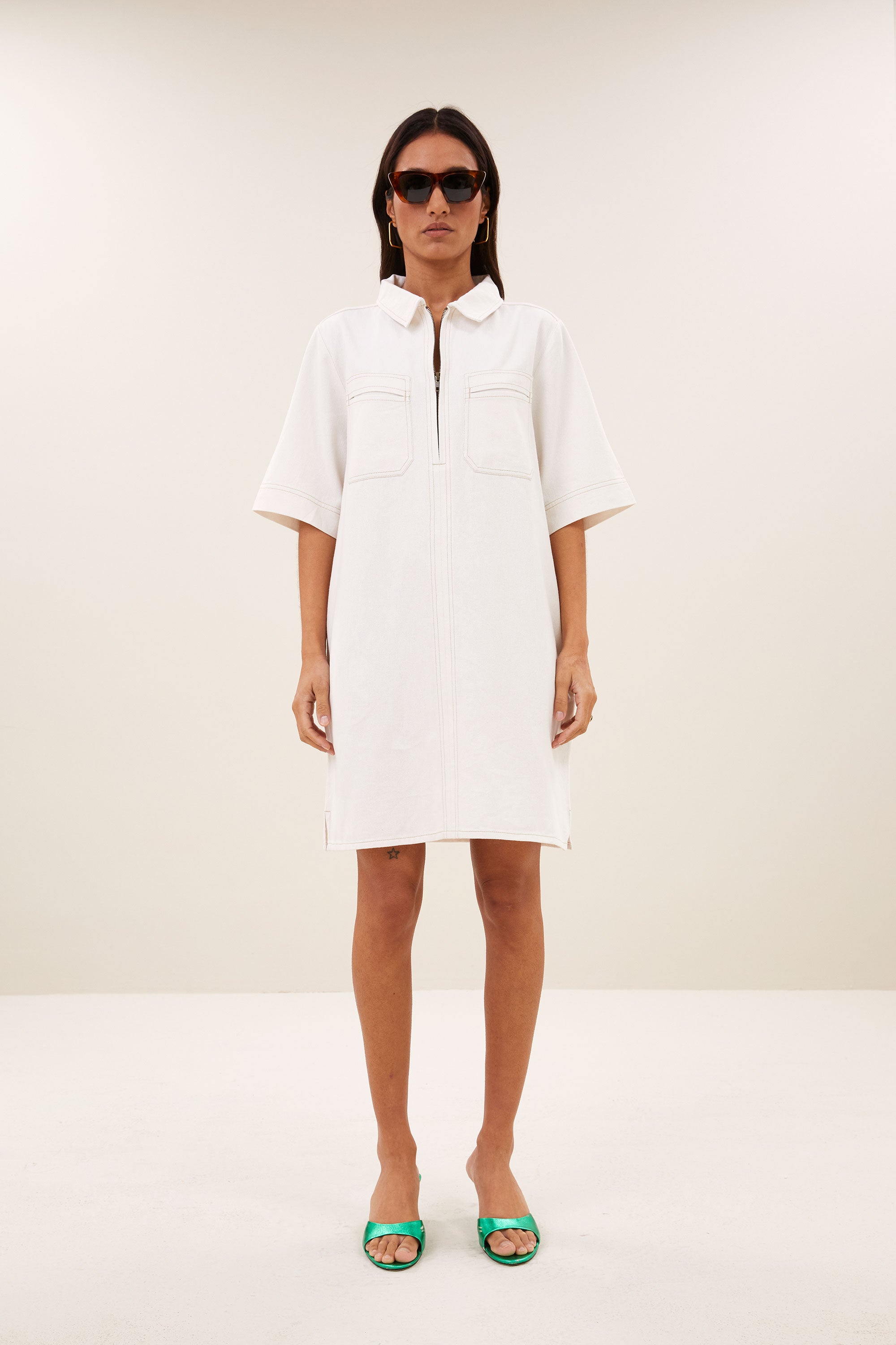philipe-twill-dress-cloud-white-all-time classic-katoen kwaliteit-losvallende pasvorm-by-bar-vooraanzicht